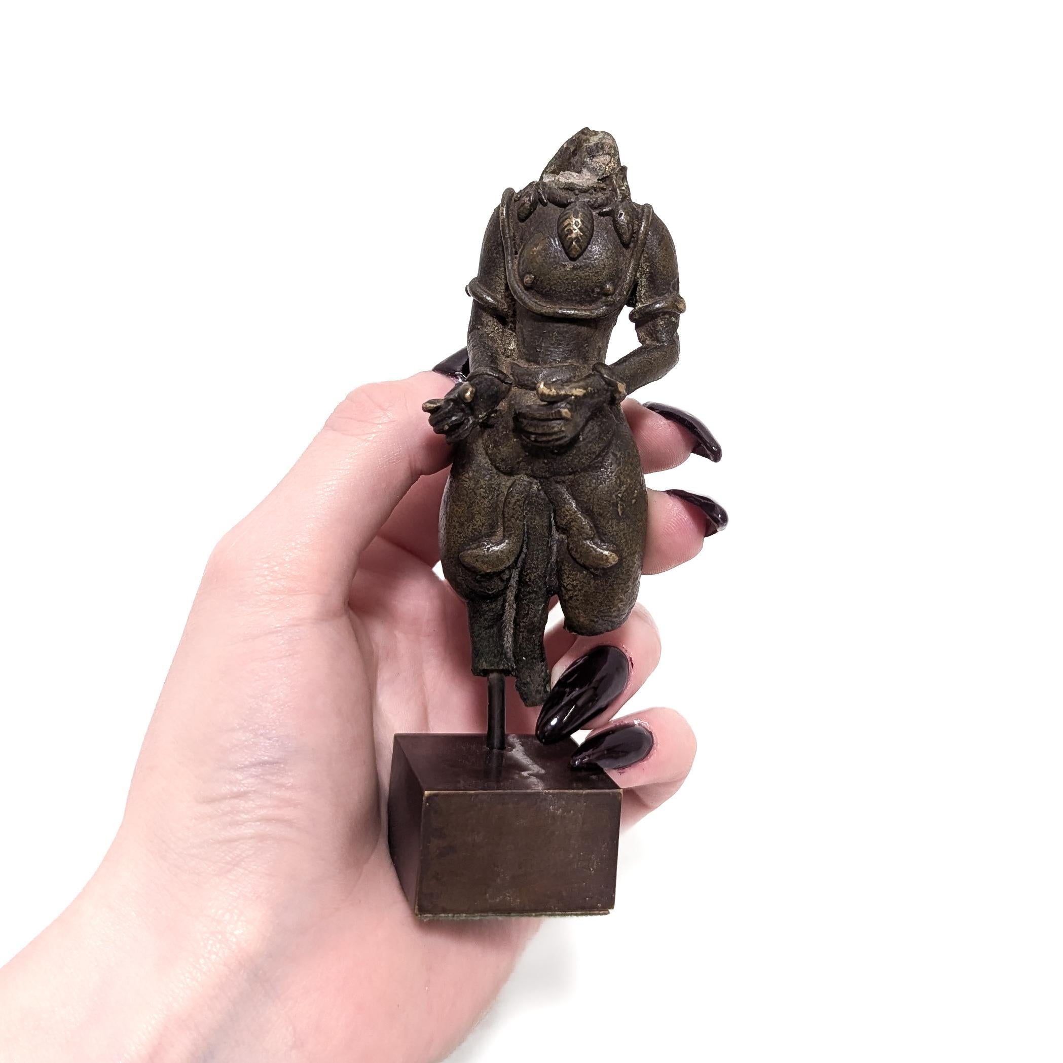 Fina estatuilla hindú antigua.

En bronce con restos de dorado.

Probablemente se trate de una representación de Hanuman, por el dispositivo en forma de cola. (O potencialmente otra deidad como Shiva o Ganesha).

Una atribución completa es difícil,