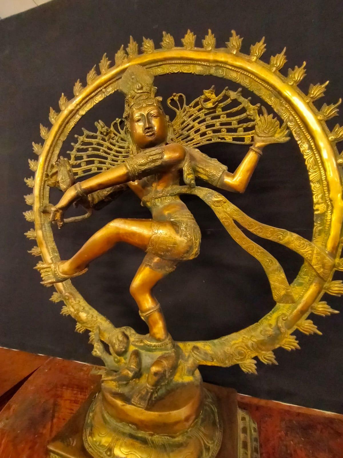 Ancient Indian solid brass sculpture - God Shiva dancing in the circle of fire In Excellent Condition For Sale In Cesena, FC