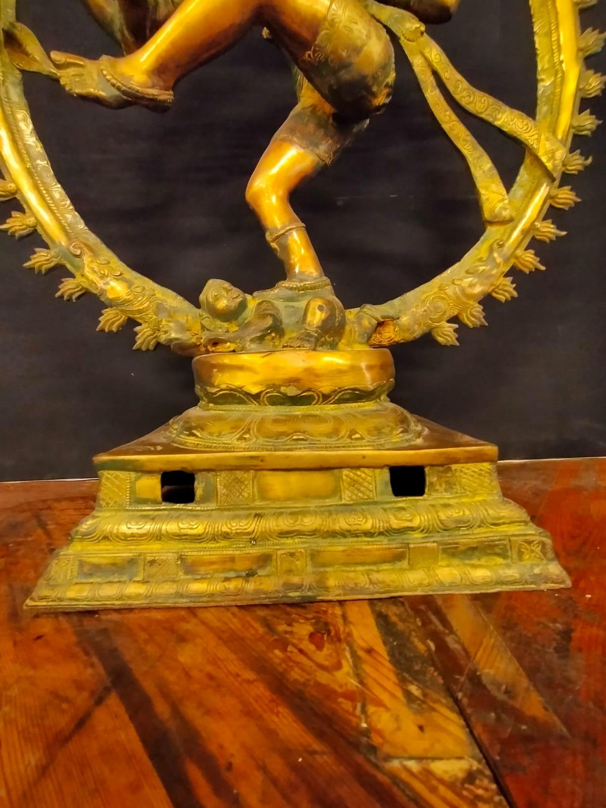 Late 19th Century Ancienne sculpture indienne en laiton massif - Le dieu Shiva dansant dans le cercle du feu en vente