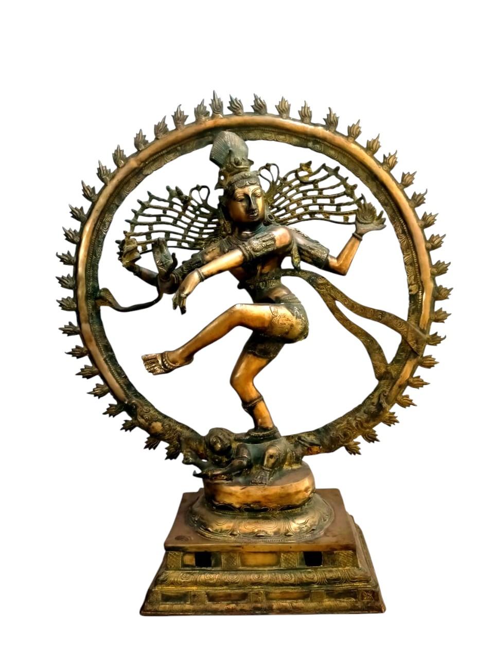 Ancient Indian solid brass sculpture - God Shiva dancing in the circle of fire In Good Condition For Sale In Cesena, FC