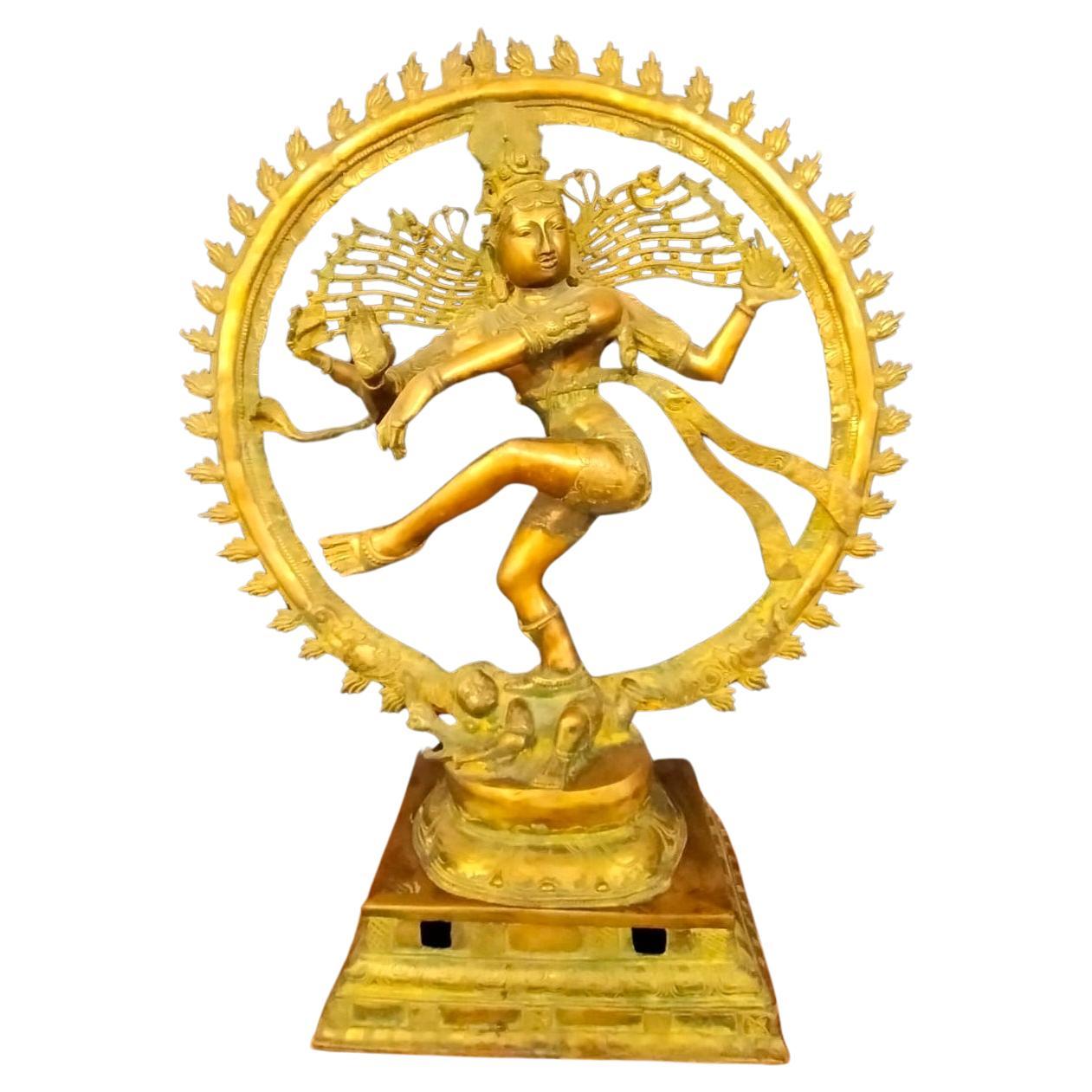 Ancienne sculpture indienne en laiton massif - Le dieu Shiva dansant dans le cercle du feu en vente