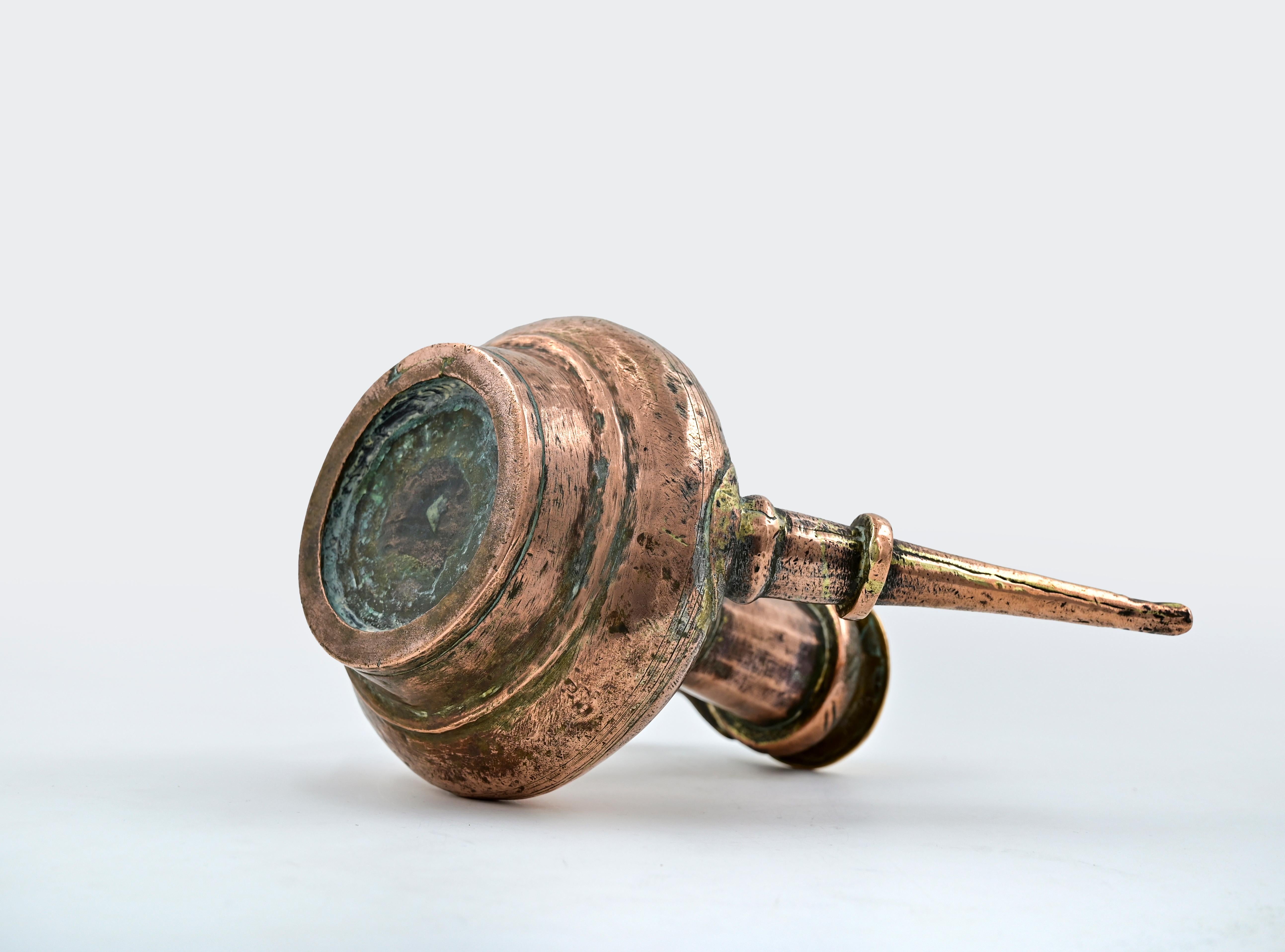 La cruche islamique en cuivre est un objet décoratif original réalisé à la fin du 19ème siècle par la manufacture islamique. 

Cette œuvre d'art est une cruche à eau entièrement en cuivre. Bon état sauf quelques réparations sur le bec.

 