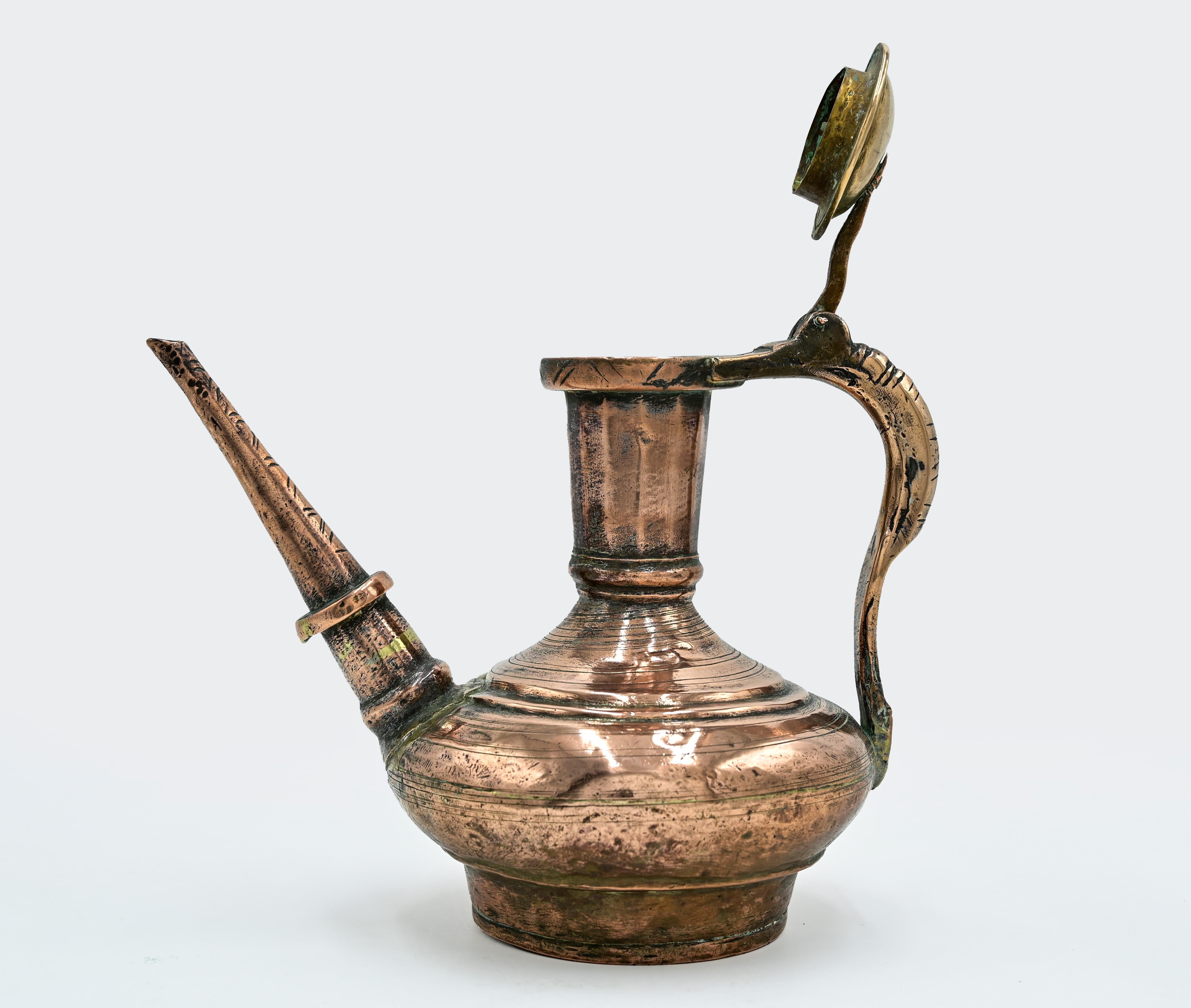 Asiatique occidental Ancienne cruche islamique en cuivre, 19ème siècle en vente