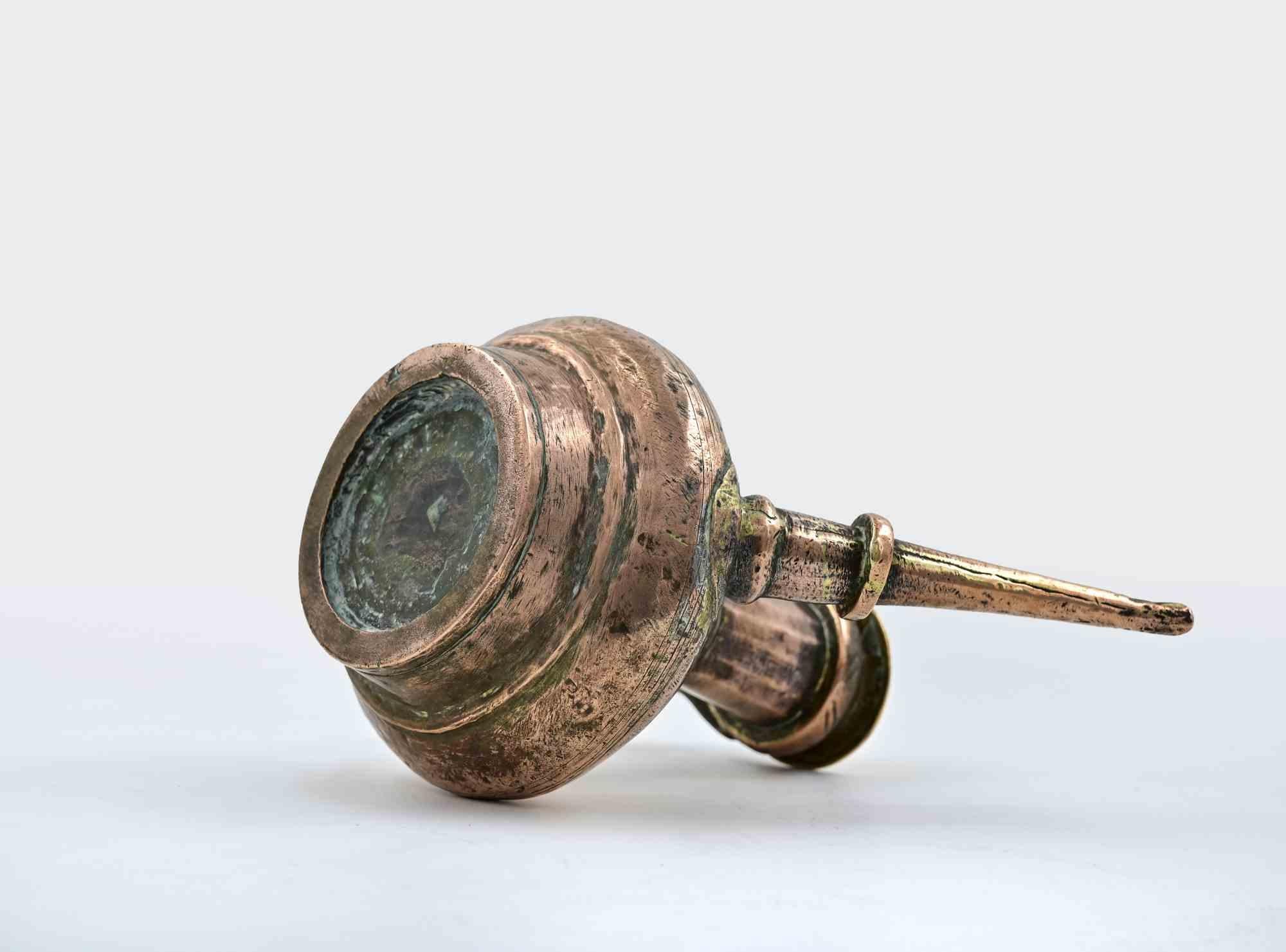 La jarra islámica de cobre es un original objeto decorativo realizado a finales del siglo XIX por manufactura islámica. 

Esta obra de arte es una jarra de agua totalmente de cobre. Buen estado, excepto algunas reparaciones en el caño.