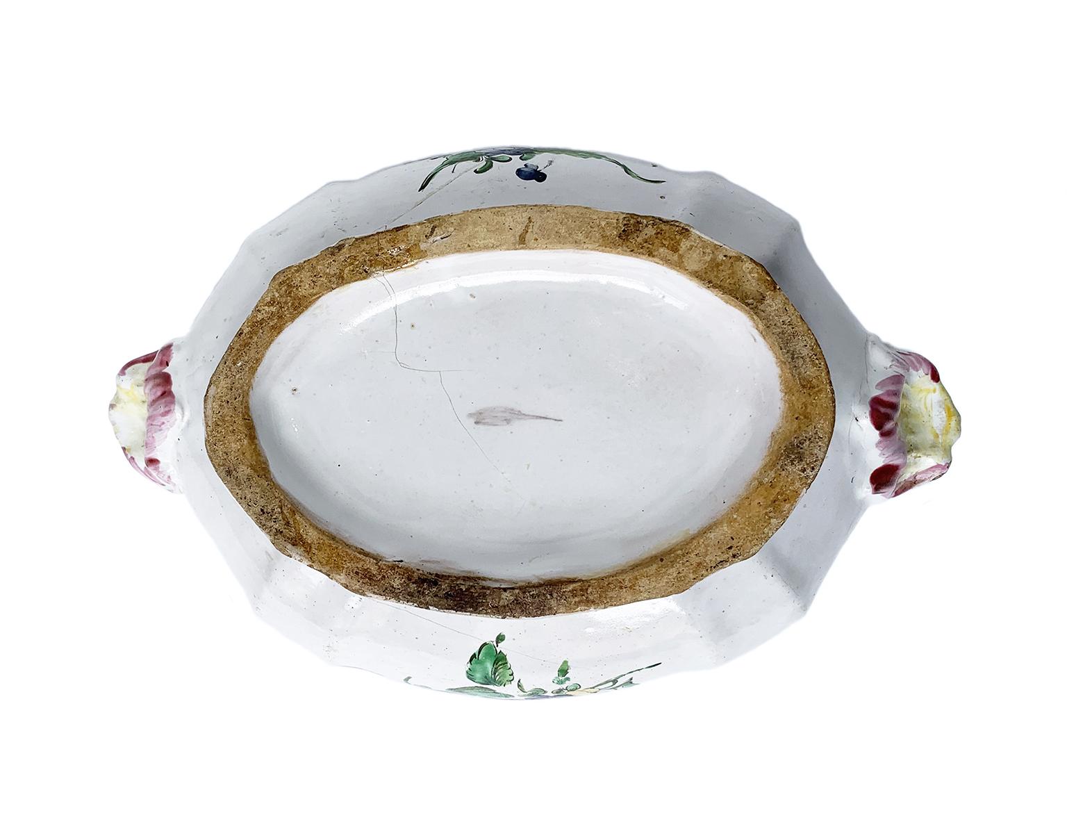 Ancient Italian Maiolica Tureen, Rubati Manufacture, Milan, circa 1770-1780 For Sale 7