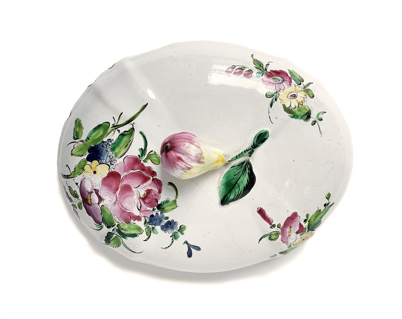 Italian Maiolica Tureen, Rubati Manufacture, Milan, circa 1770-1780 For Sale 2
