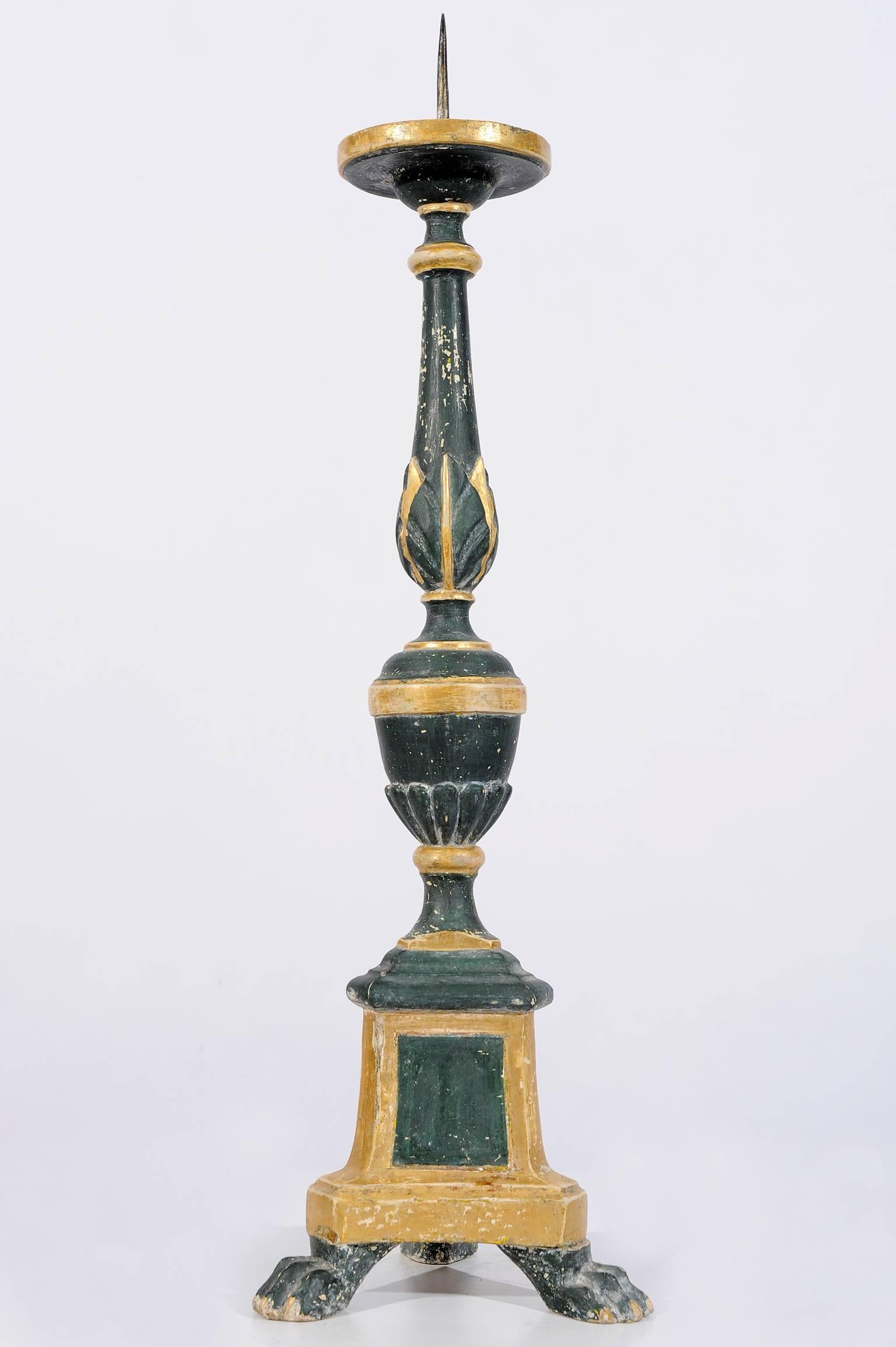 Seltener Satz von 4 antiken hohen italienischen Kerzenleuchtern, grün lackiertes Holz -
Es ist auch möglich, ein Paar zu kaufen -
O/6196.