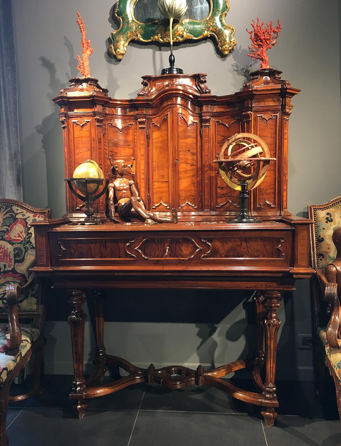 Ancient Italian Writing Desk with Upper Cabinet, Milan, Circa 1730 For Sale 11