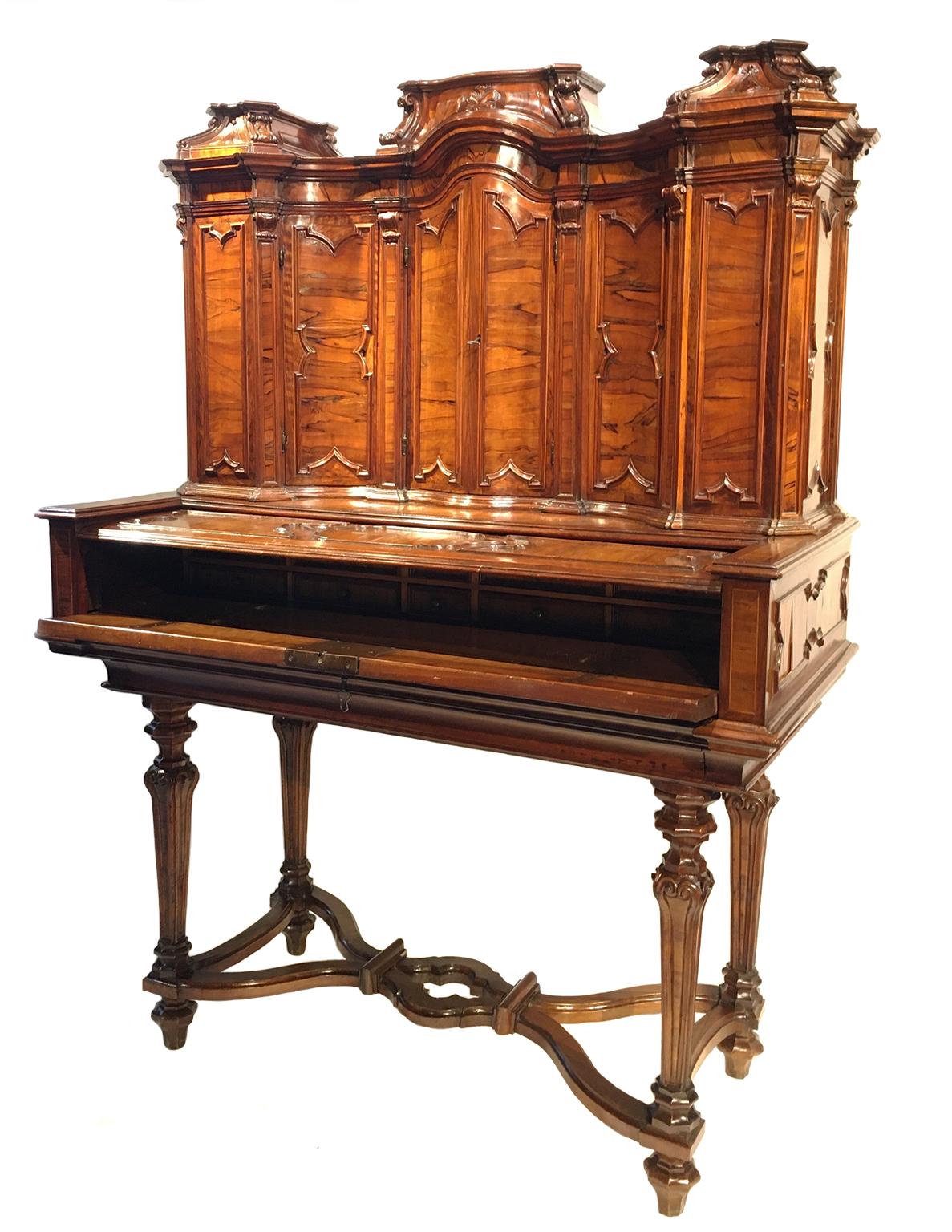 Ancient Italian Writing Desk with Upper Cabinet, Milan, Circa 1730 In Good Condition For Sale In Milano, IT