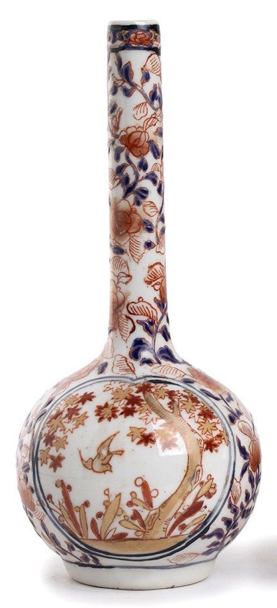 Japanese Imari bottles is an original precious decorative object realized in Japan in the first years of the 20th century. 

Porcelain.

Provenance: Italian Private Collection. 

Very beautiful and precious object realized in Japan and