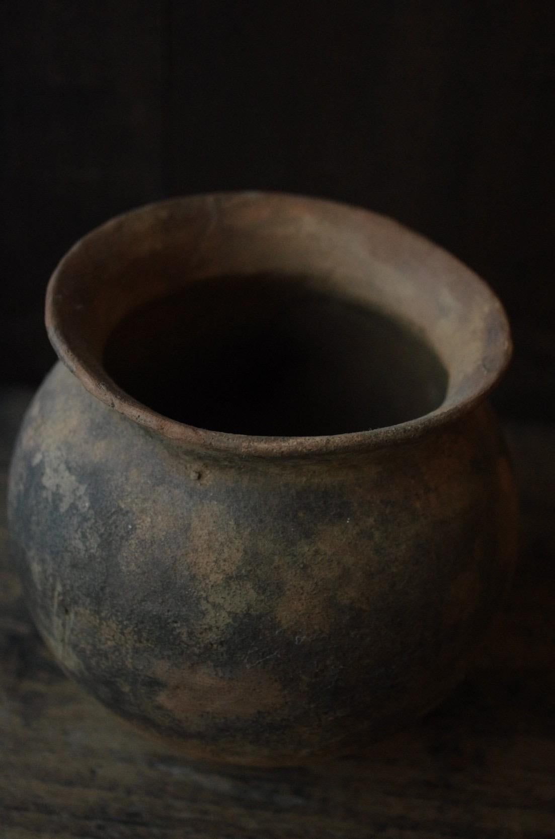Earthenware from the Yayoi period discovered in Iwate Prefecture. 
The jar is approximately 2,000 years old. At the time, it was used as a tool for cooking and preserving food.
When used as a flower vase, a saucer is required inside. The wide mouth
