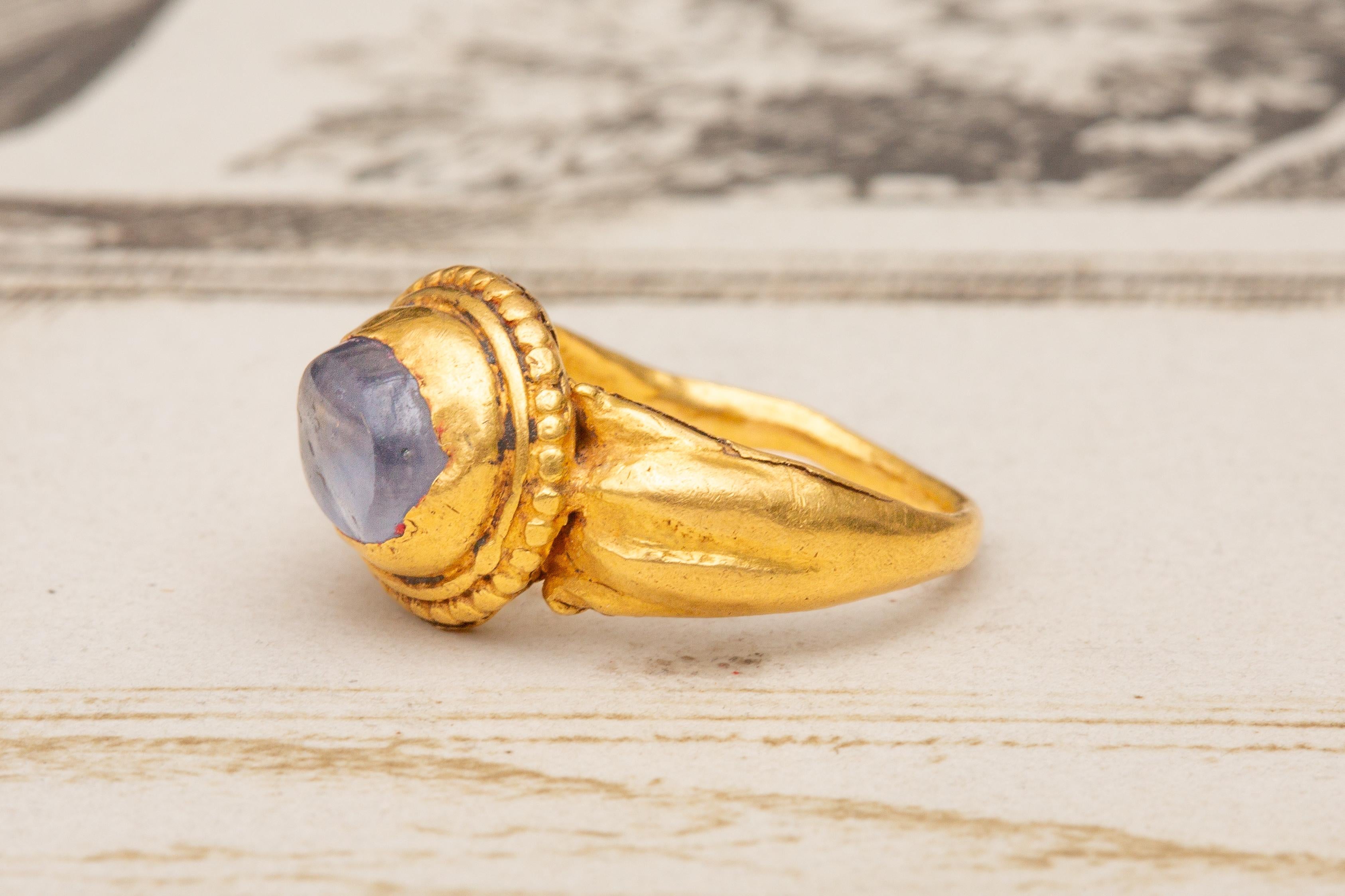 Ancient Javanese Gold and Sapphire Ring Cabochon 7th - 15th Century Indonesian  4