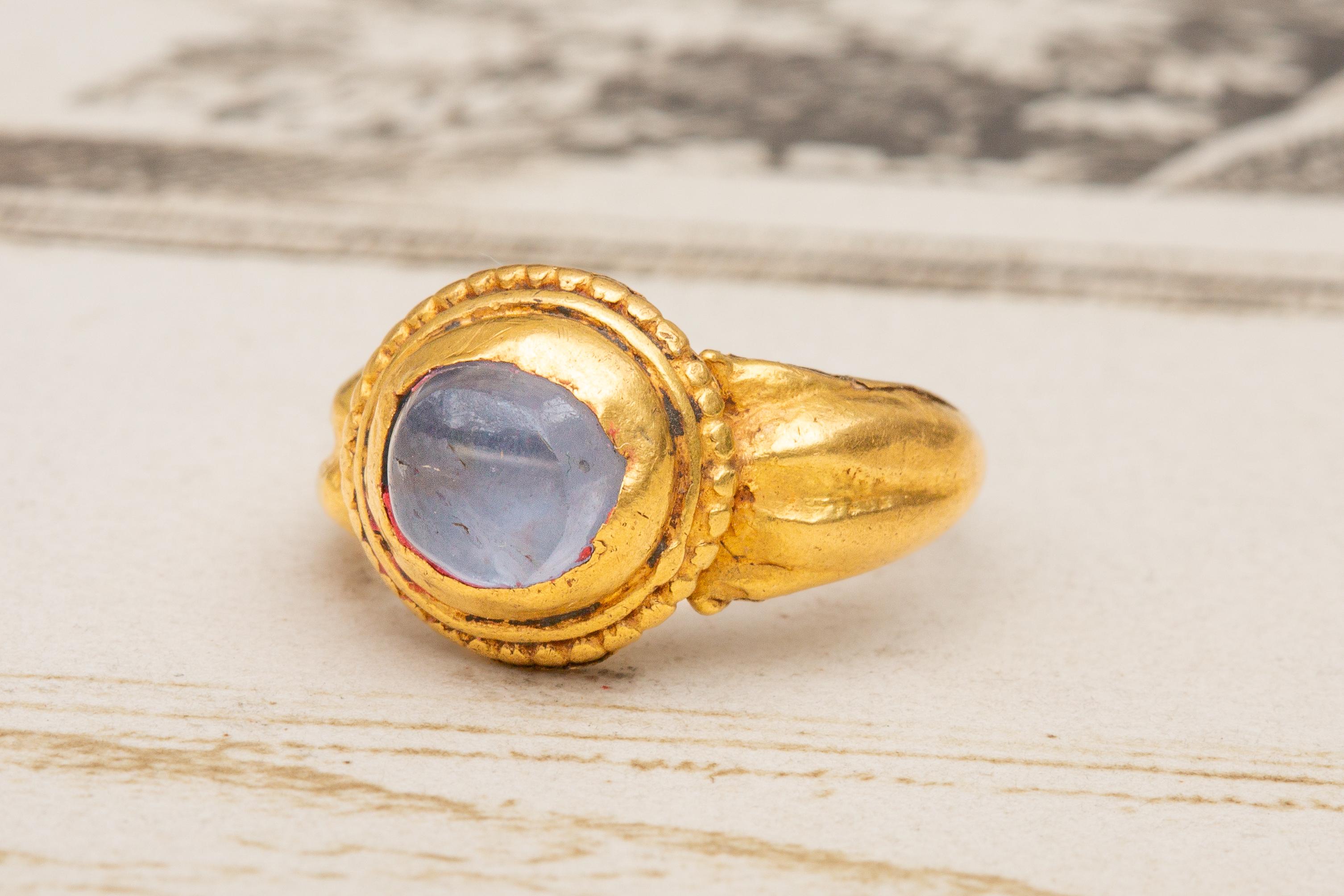 Ancient Javanese Gold and Sapphire Ring Cabochon 7th - 15th Century Indonesian  5