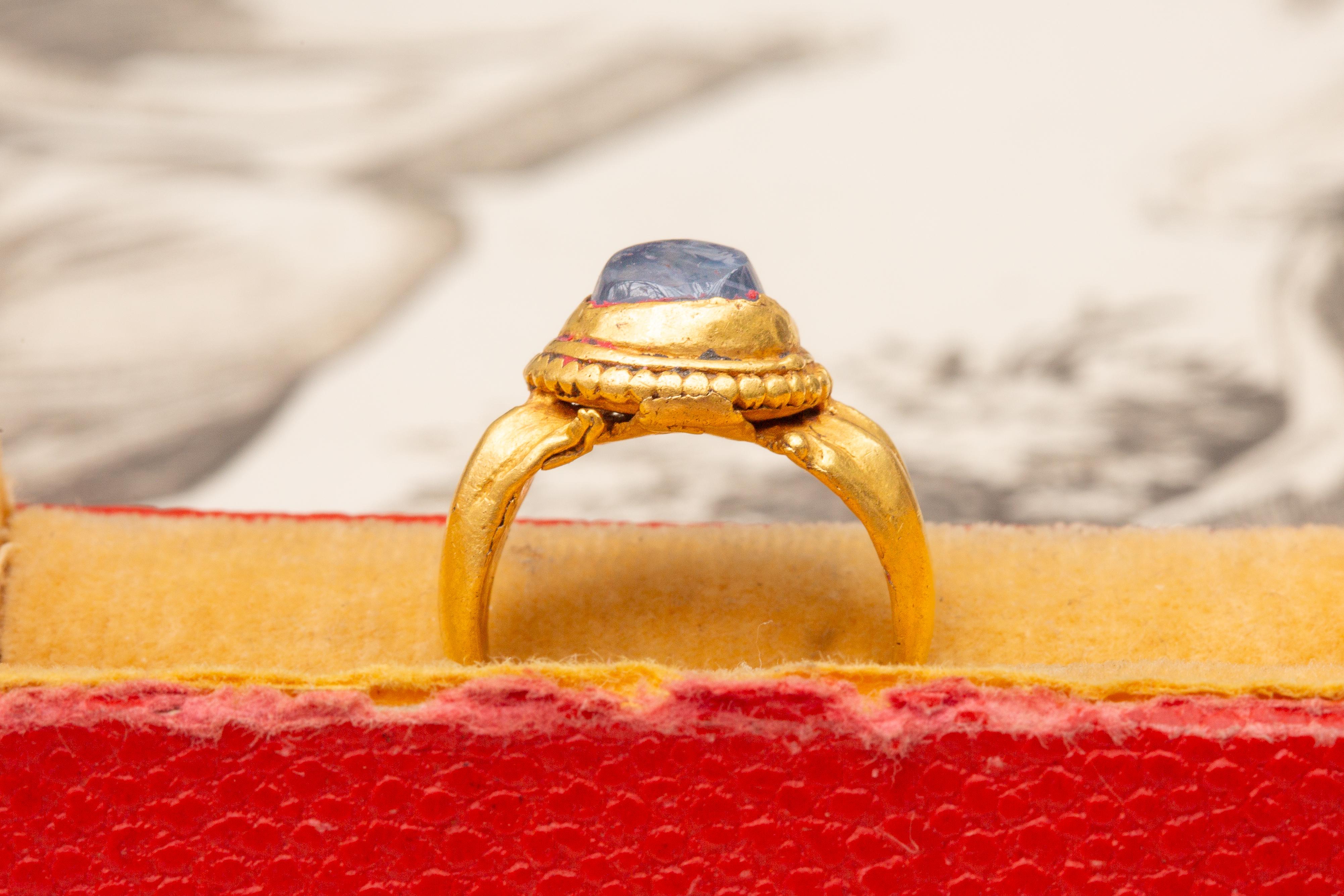 Ancient Javanese Gold and Sapphire Ring Cabochon 7th - 15th Century Indonesian  In Good Condition In London, GB