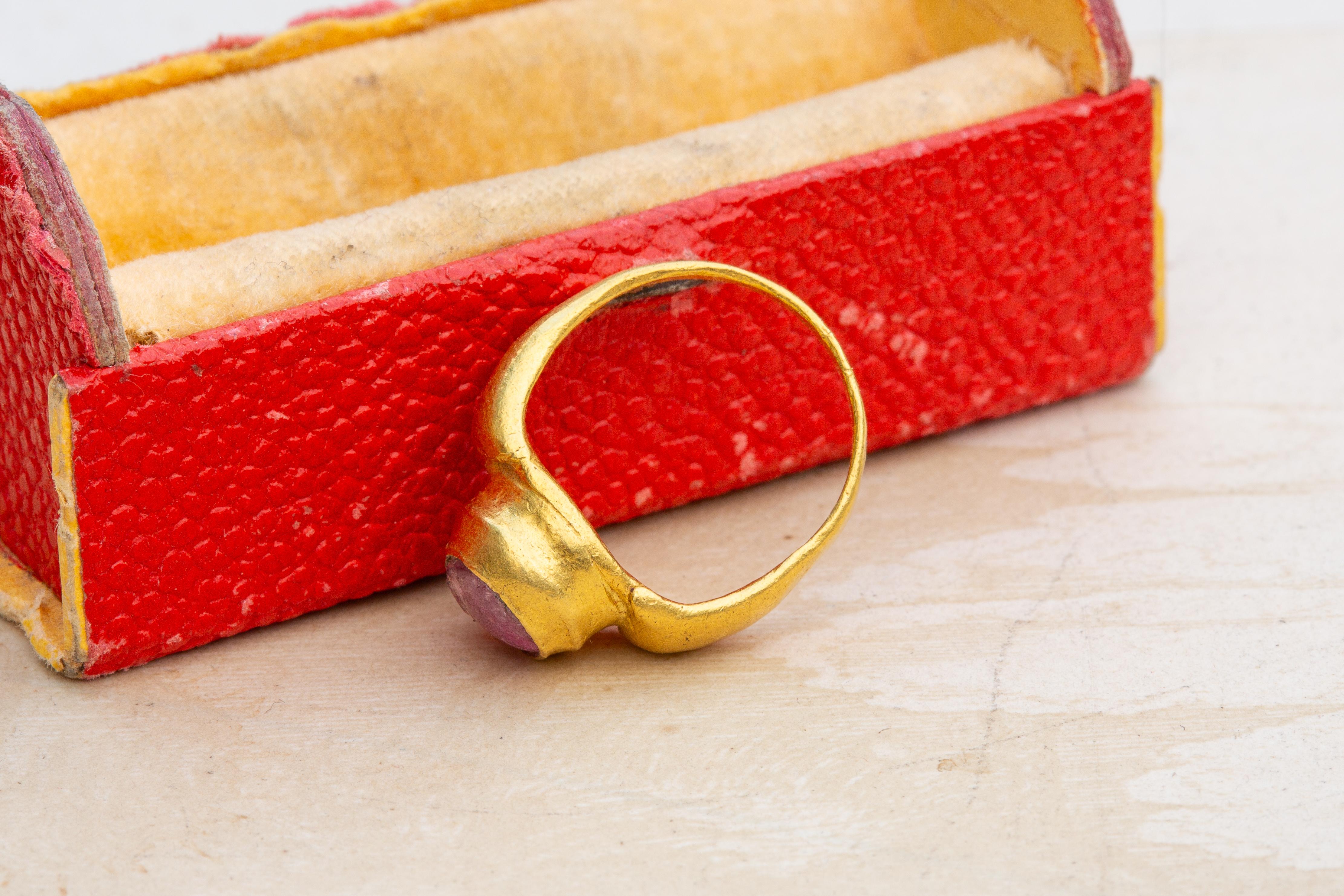 Ancient Javanese Gold Ring with Ruby Cabochon Java Indonesian Antique Solitaire For Sale 7