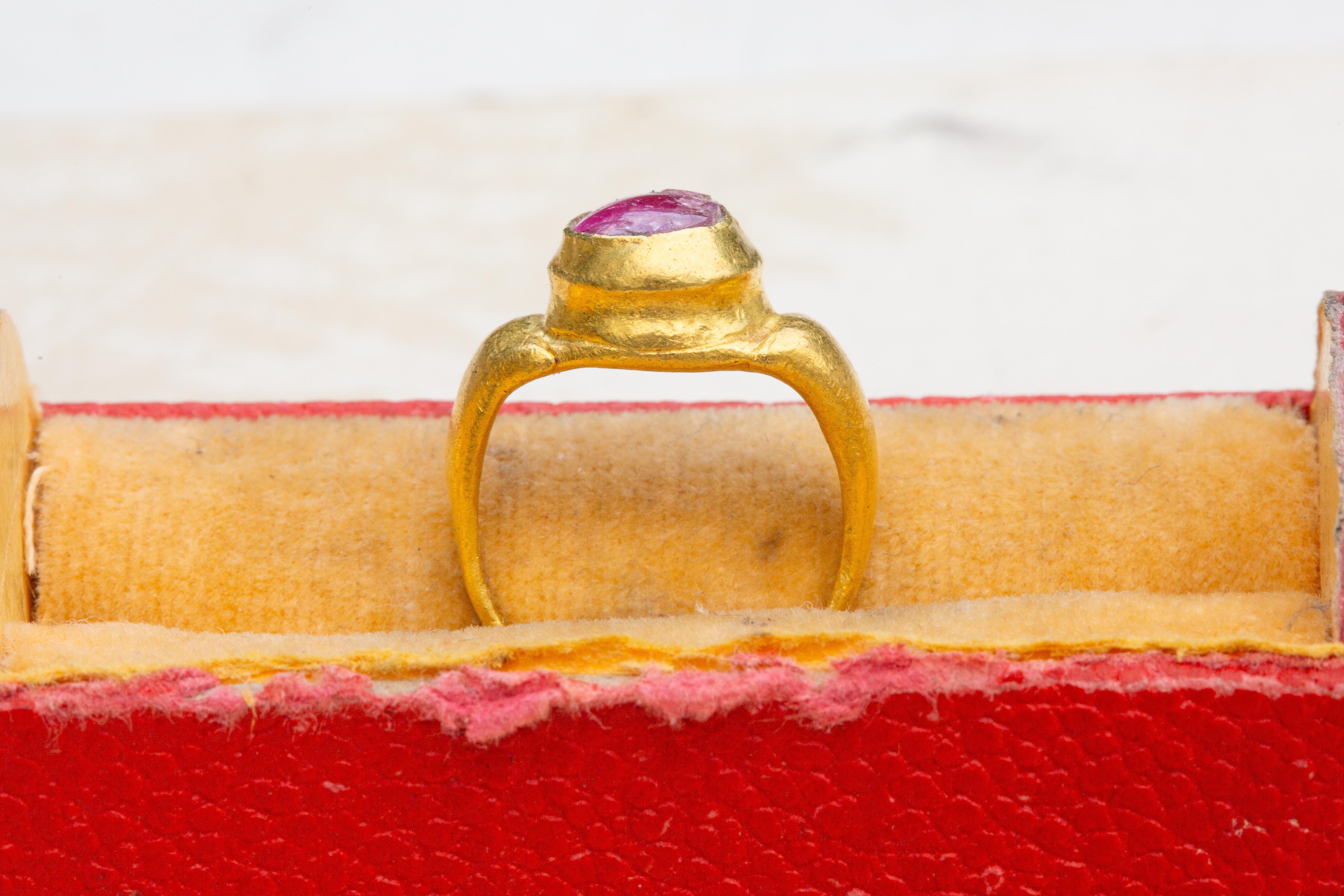 Ancient Javanese Gold Ring with Ruby Cabochon Java Indonesian Antique Solitaire For Sale 8