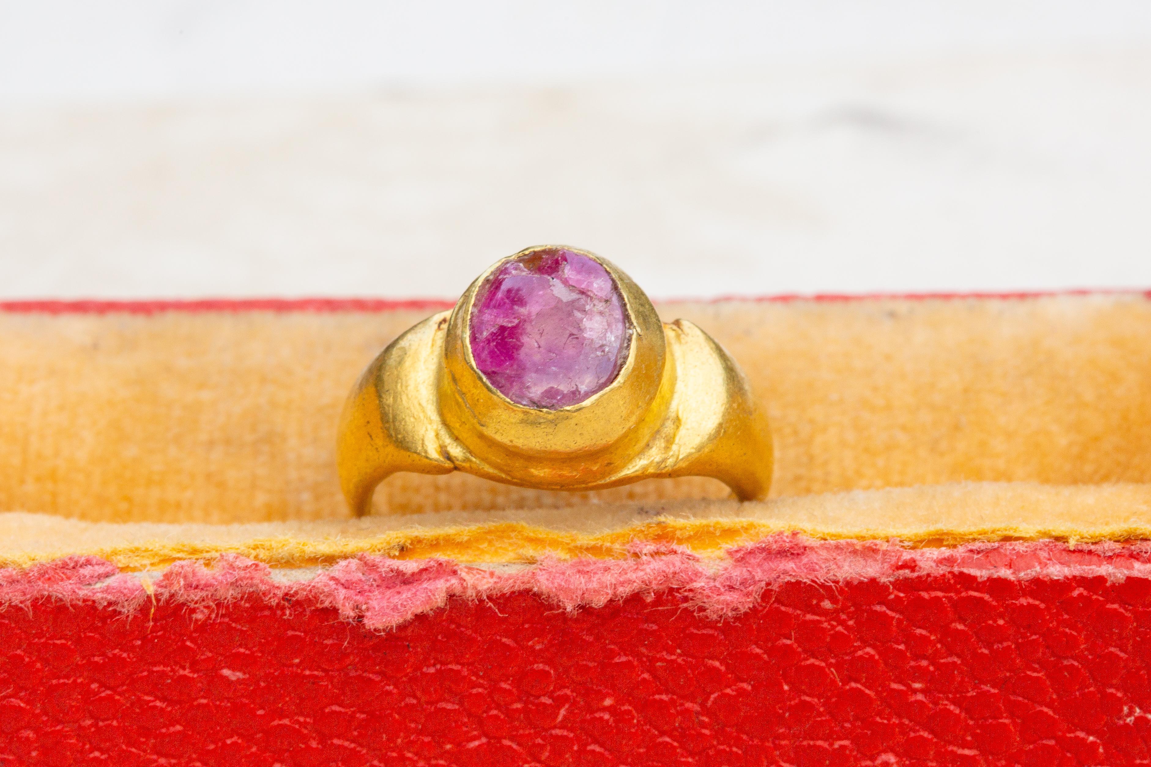 Ancient Javanese Gold Ring with Ruby Cabochon Java Indonesian Antique Solitaire For Sale 9