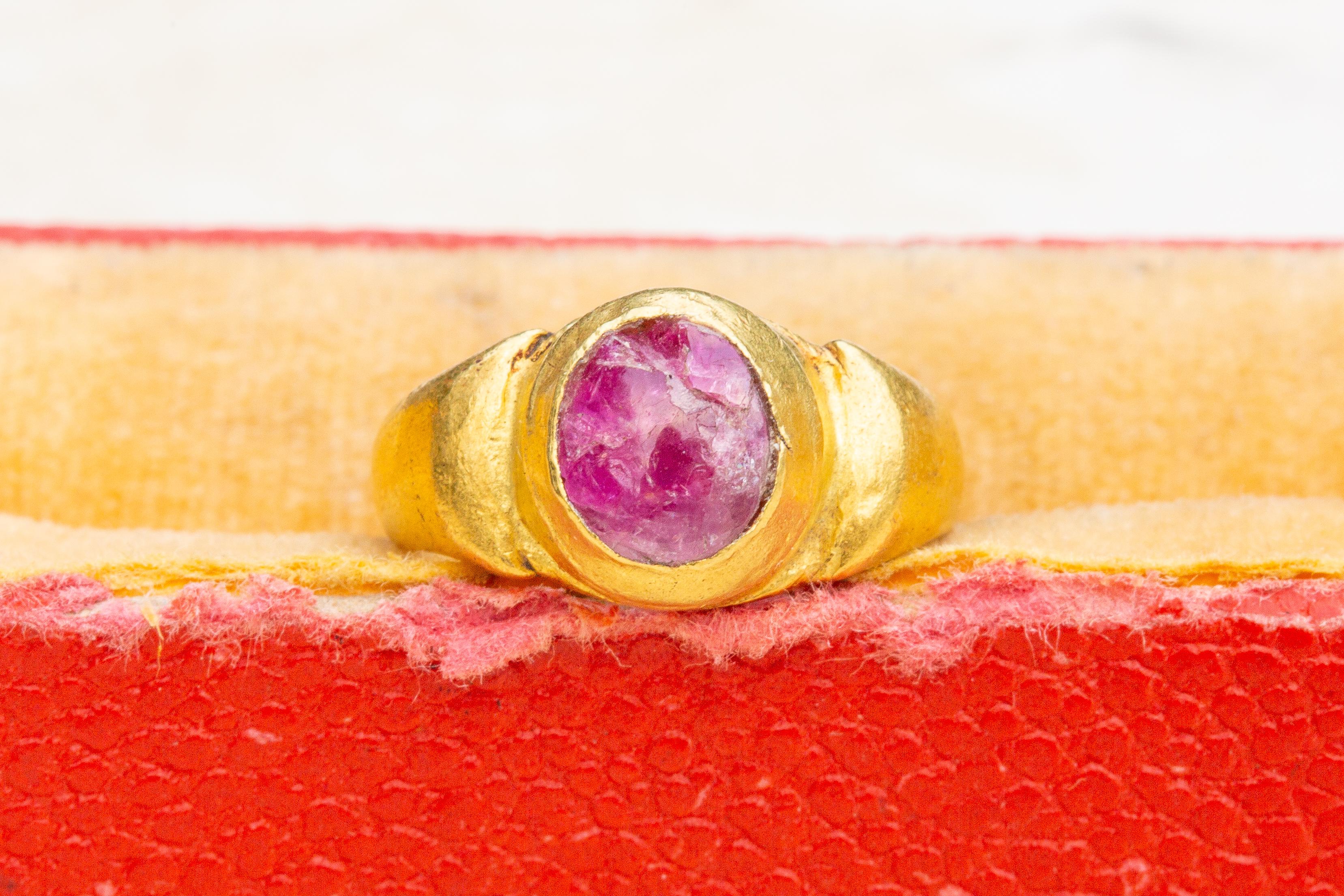 Ancient Javanese Gold Ring with Ruby Cabochon Java Indonesian Antique Solitaire For Sale 10