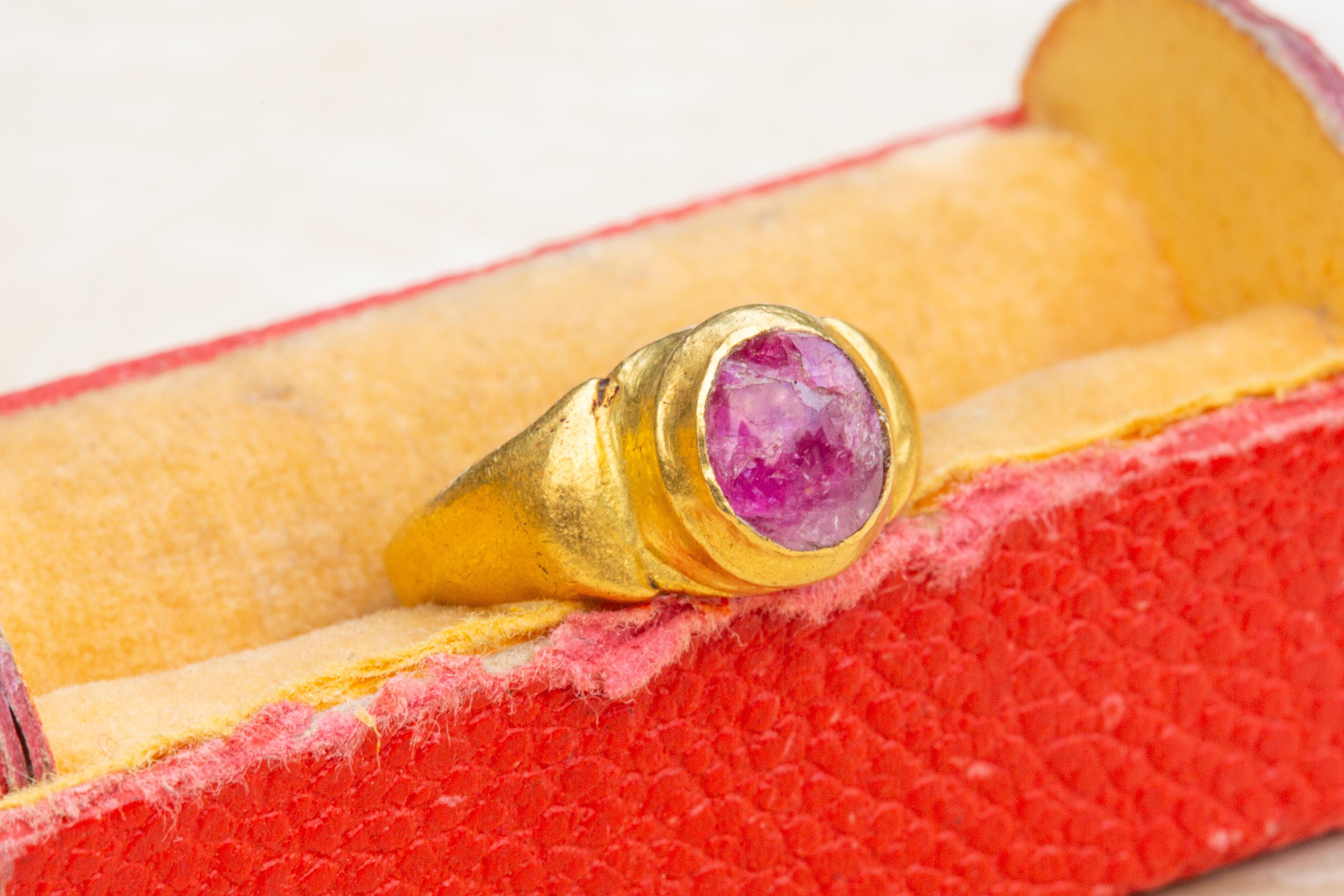 Ancient Javanese Gold Ring with Ruby Cabochon Java Indonesian Antique Solitaire For Sale 11