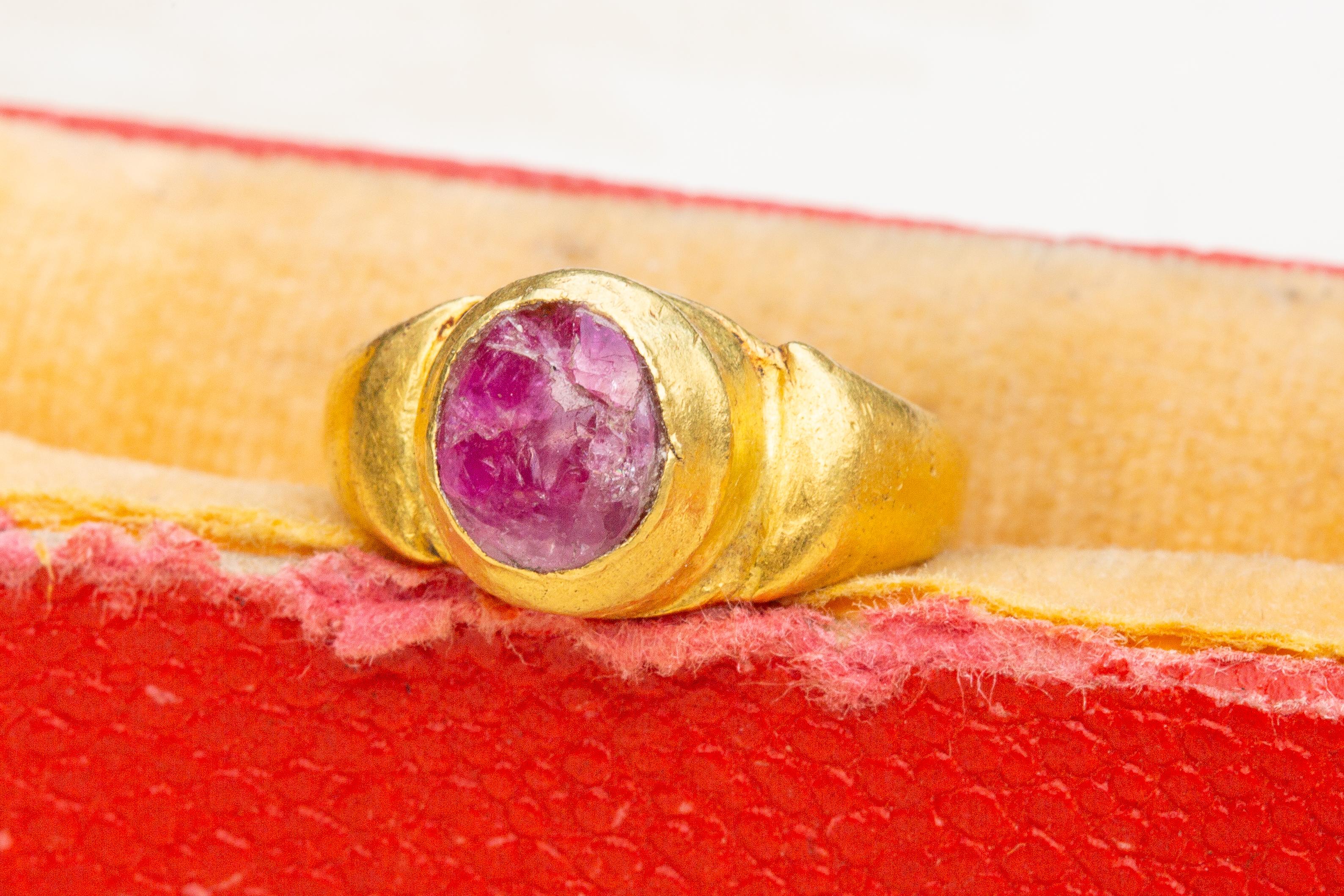 Ancient Javanese Gold Ring with Ruby Cabochon Java Indonesian Antique Solitaire For Sale 12