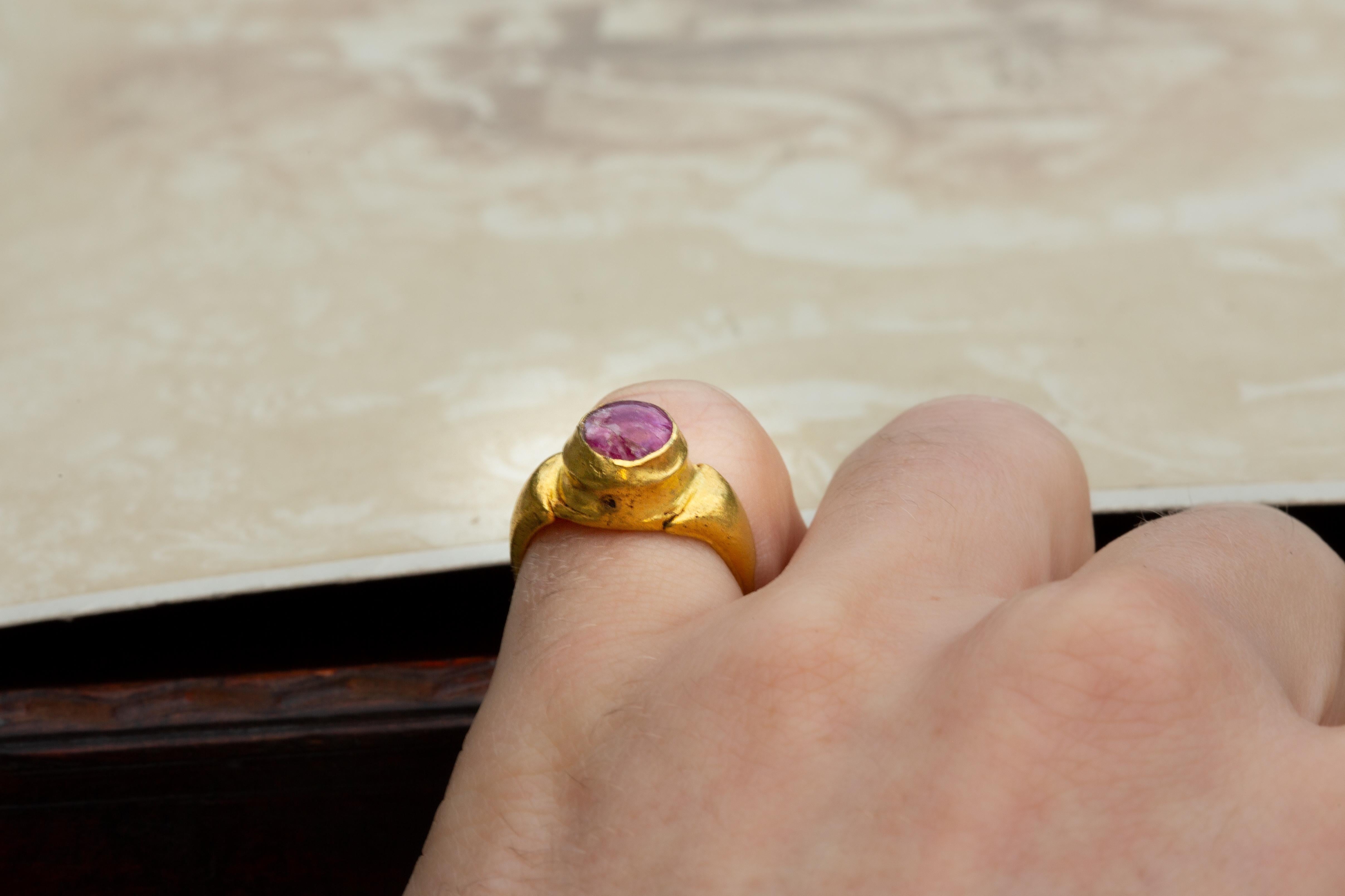 Ancient Javanese Gold Ring with Ruby Cabochon Java Indonesian Antique Solitaire For Sale 14
