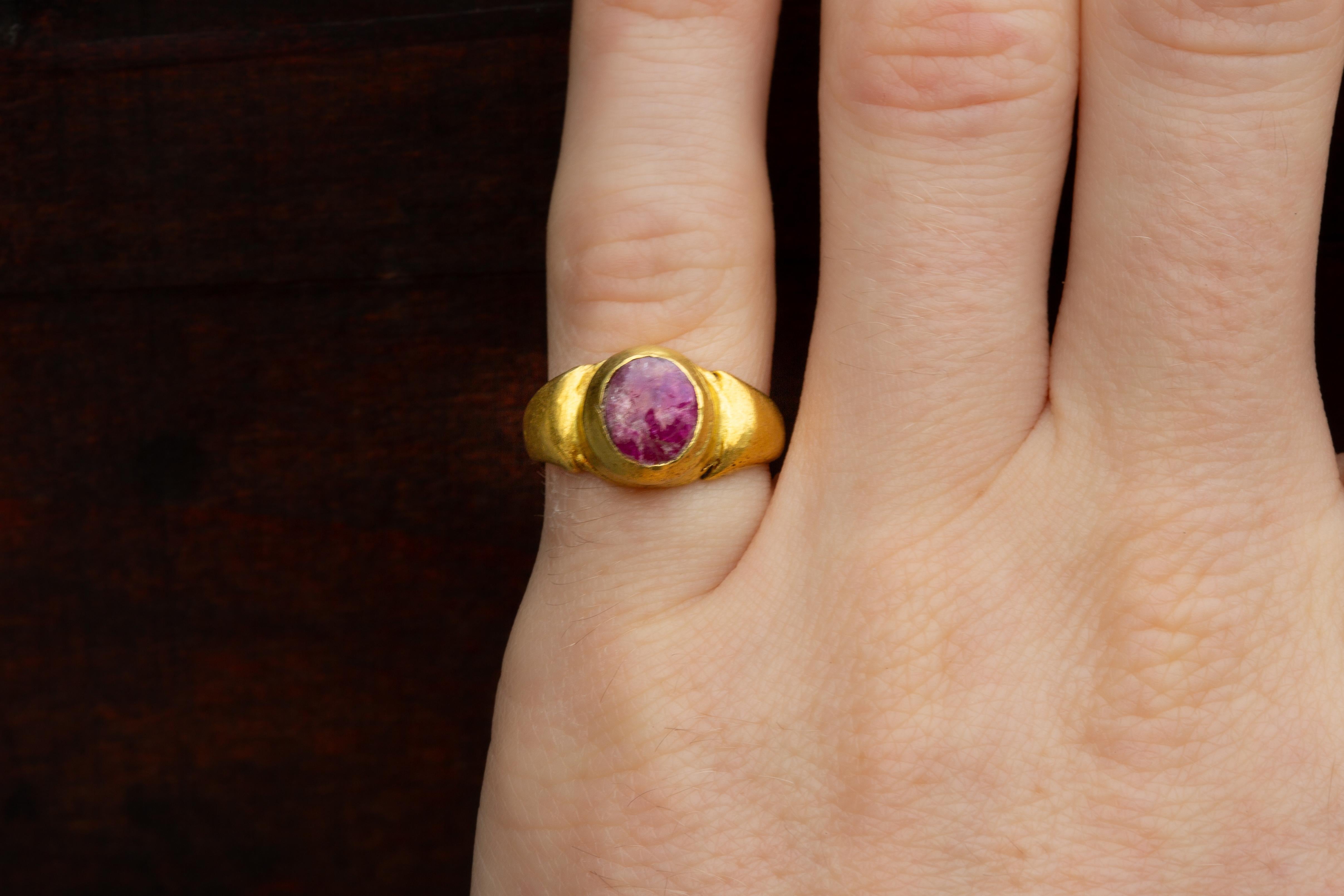 Ancient Javanese Gold Ring with Ruby Cabochon Java Indonesian Antique Solitaire For Sale 15