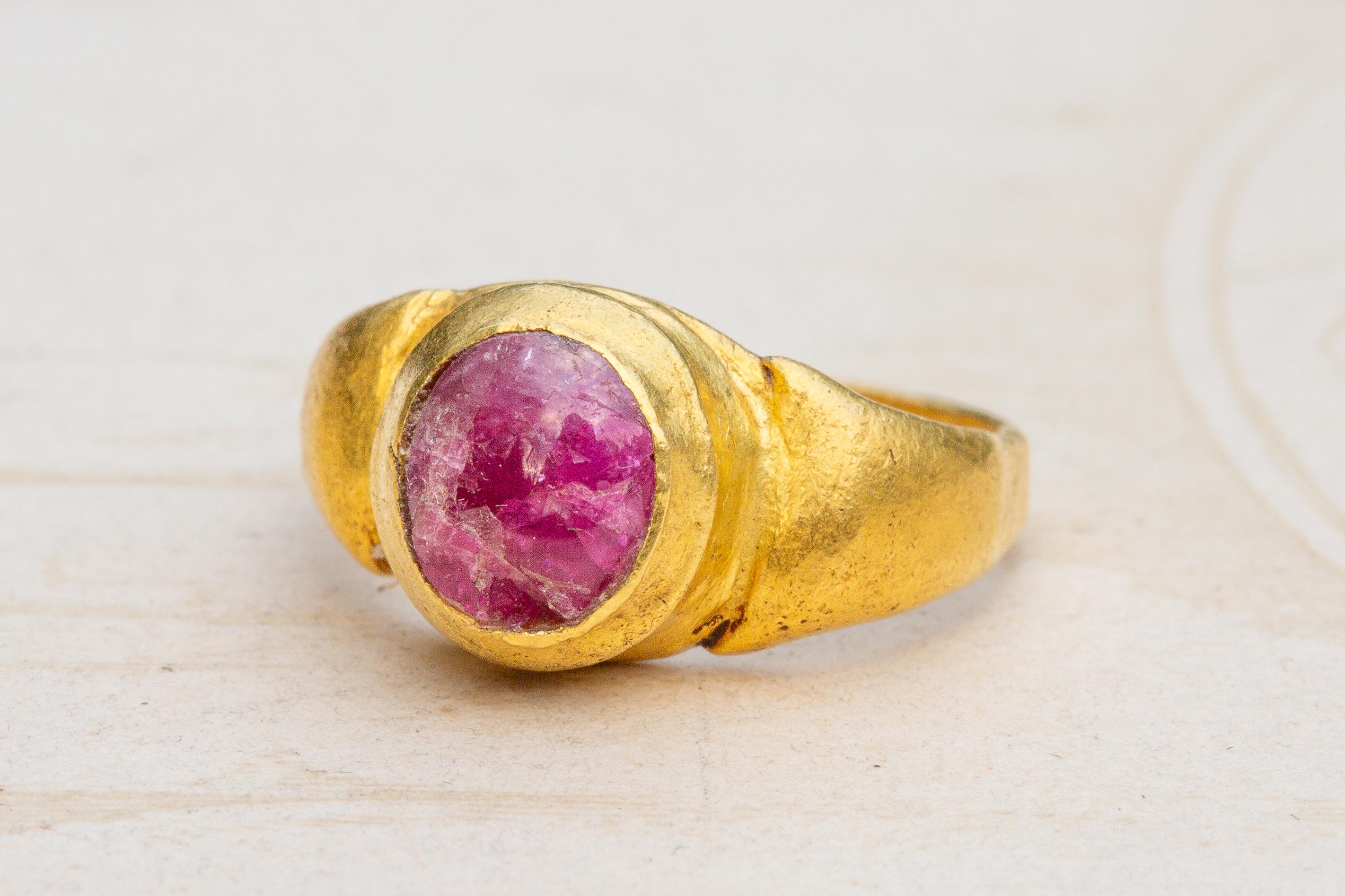 Ancient Javanese Gold Ring with Ruby Cabochon Java Indonesian Antique Solitaire In Good Condition For Sale In London, GB