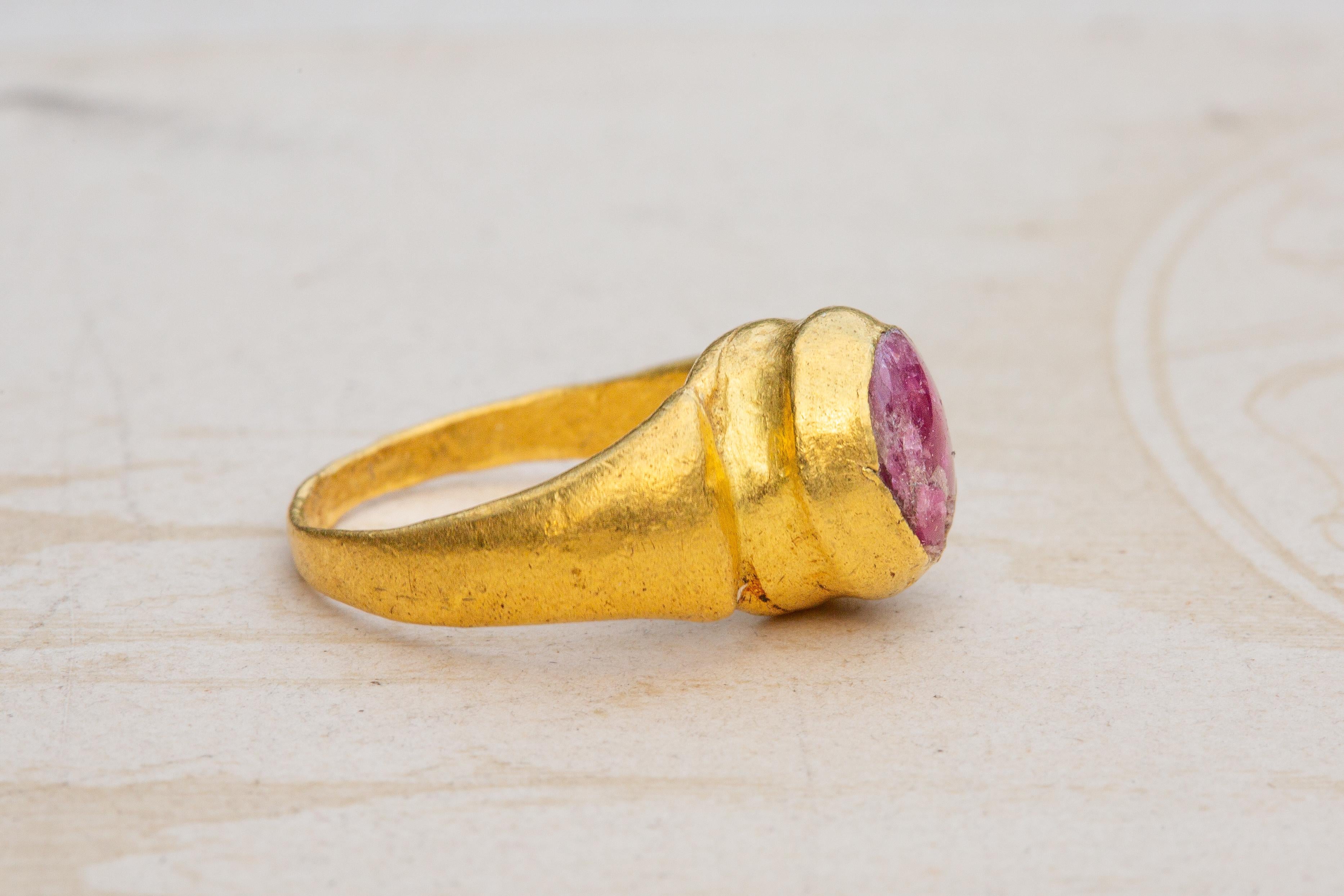 Ancient Javanese Gold Ring with Ruby Cabochon Java Indonesian Antique Solitaire For Sale 2