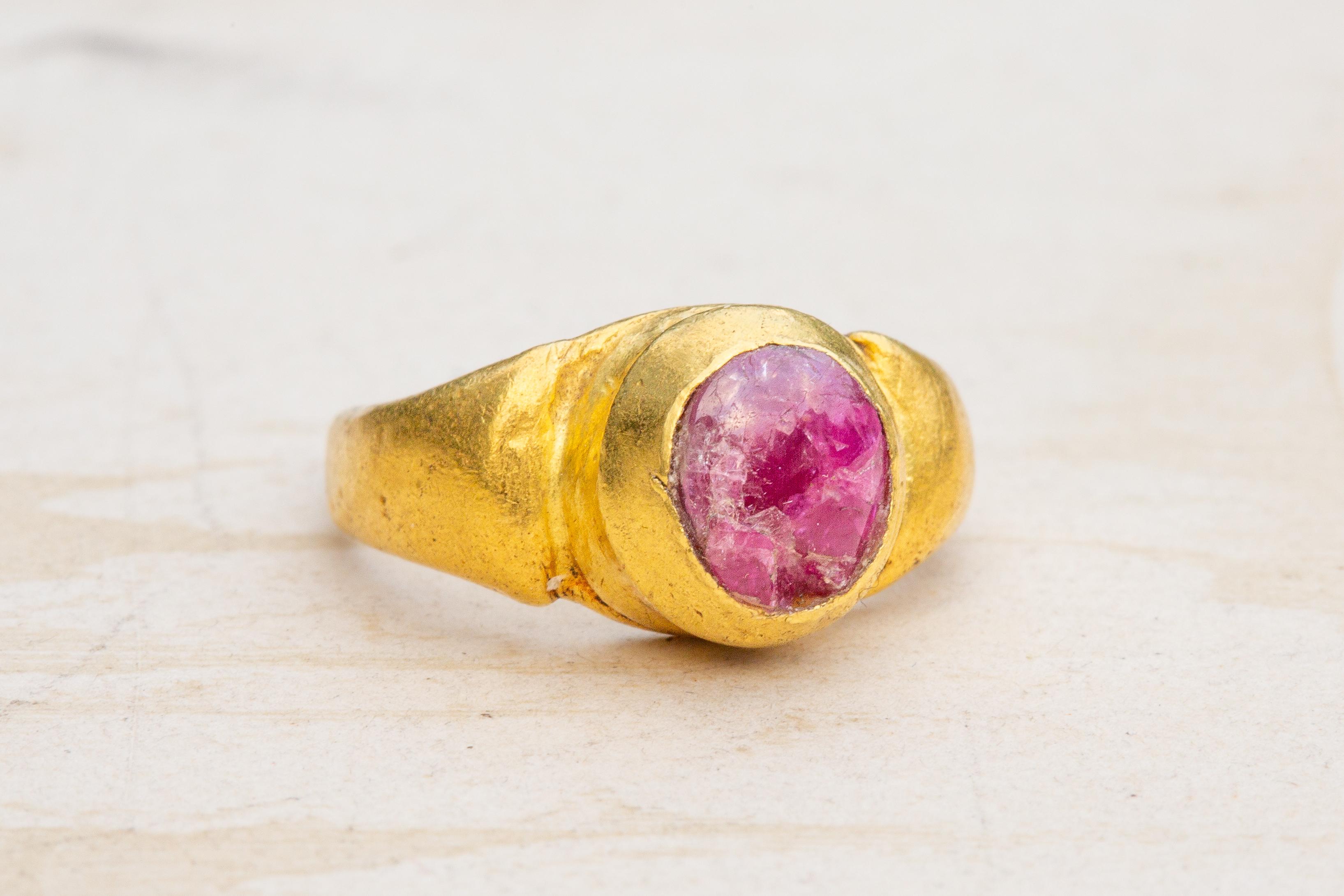 Ancient Javanese Gold Ring with Ruby Cabochon Java Indonesian Antique Solitaire For Sale 3