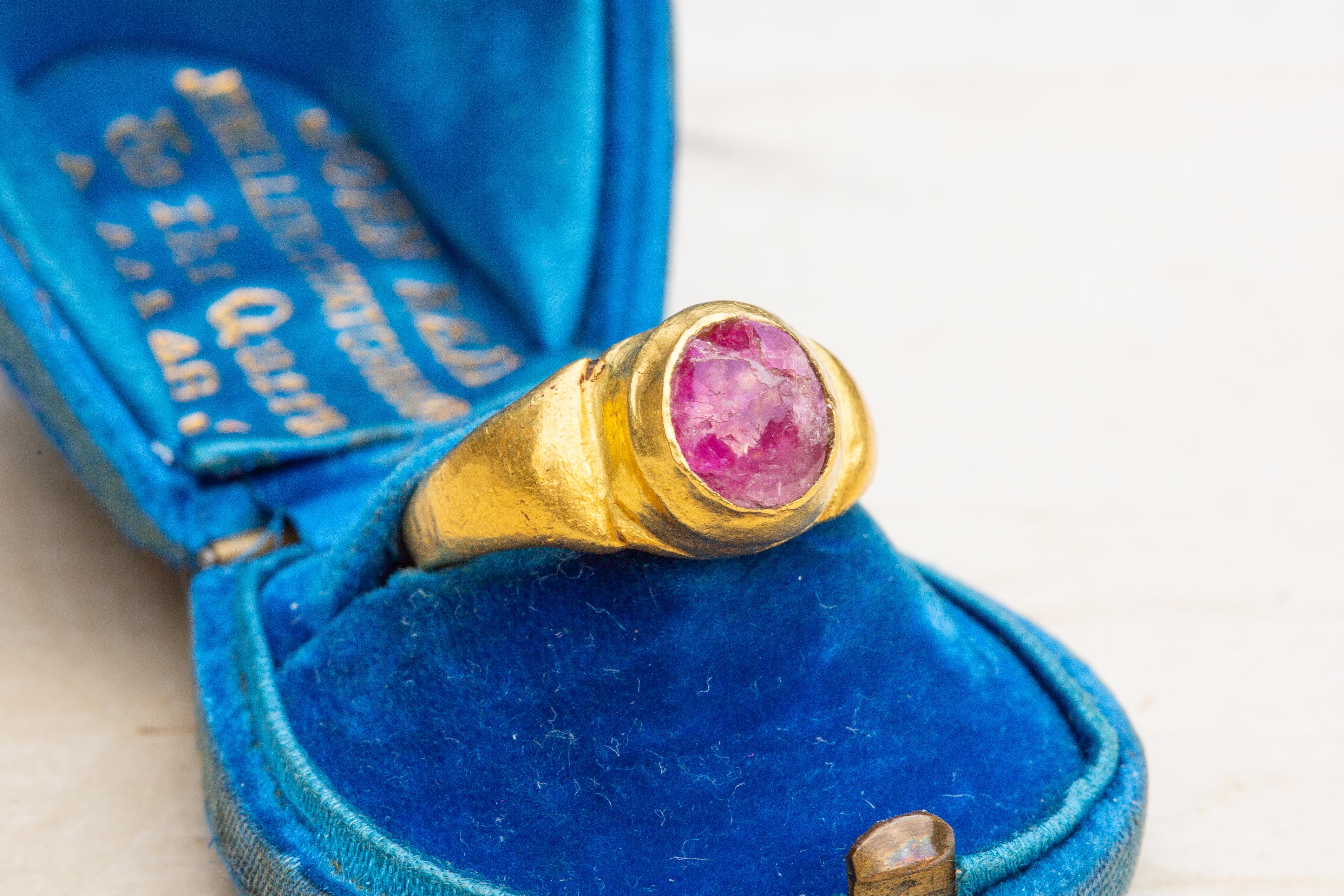 Ancient Javanese Gold Ring with Ruby Cabochon Java Indonesian Antique Solitaire For Sale 4