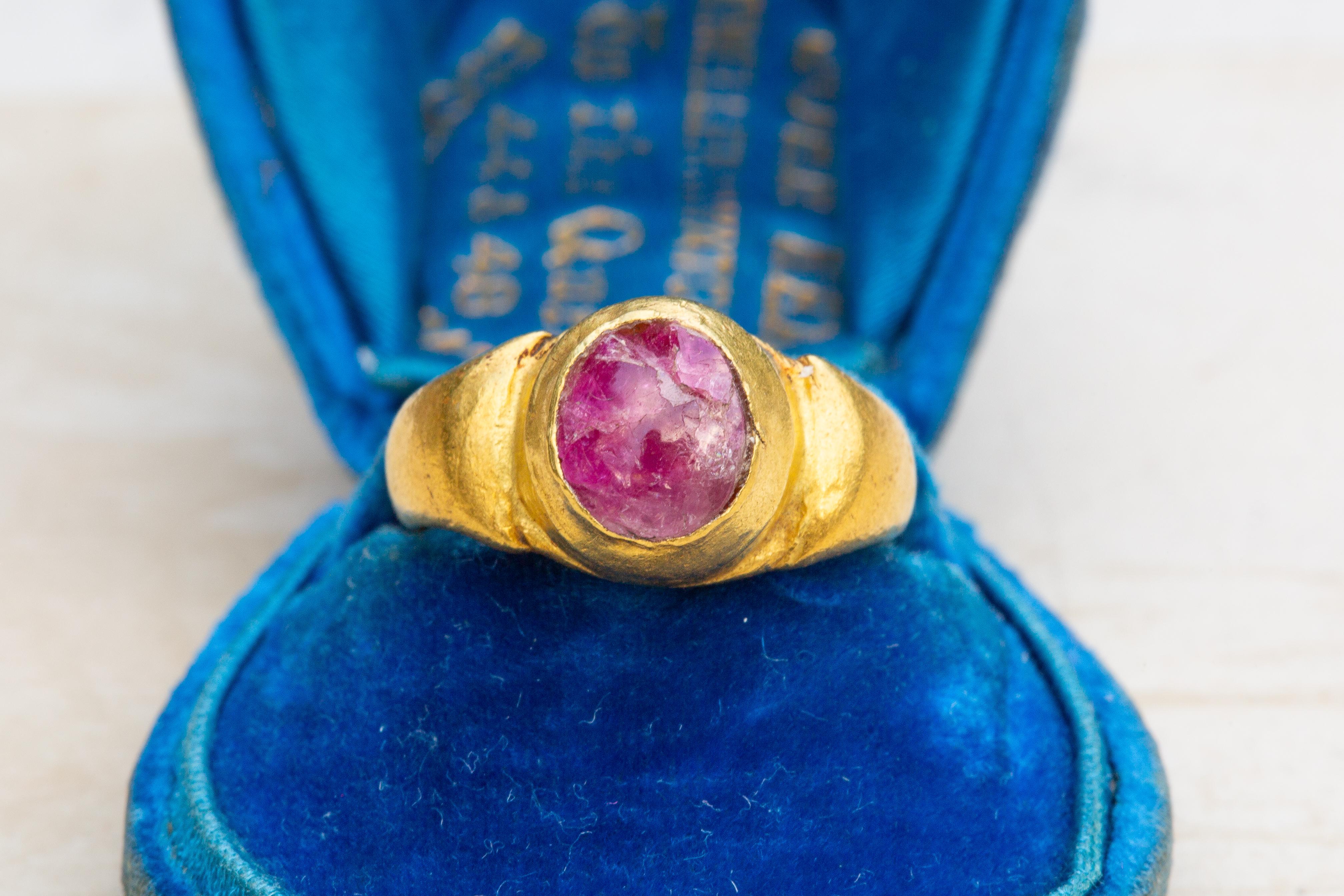 Ancient Javanese Gold Ring with Ruby Cabochon Java Indonesian Antique Solitaire For Sale 5