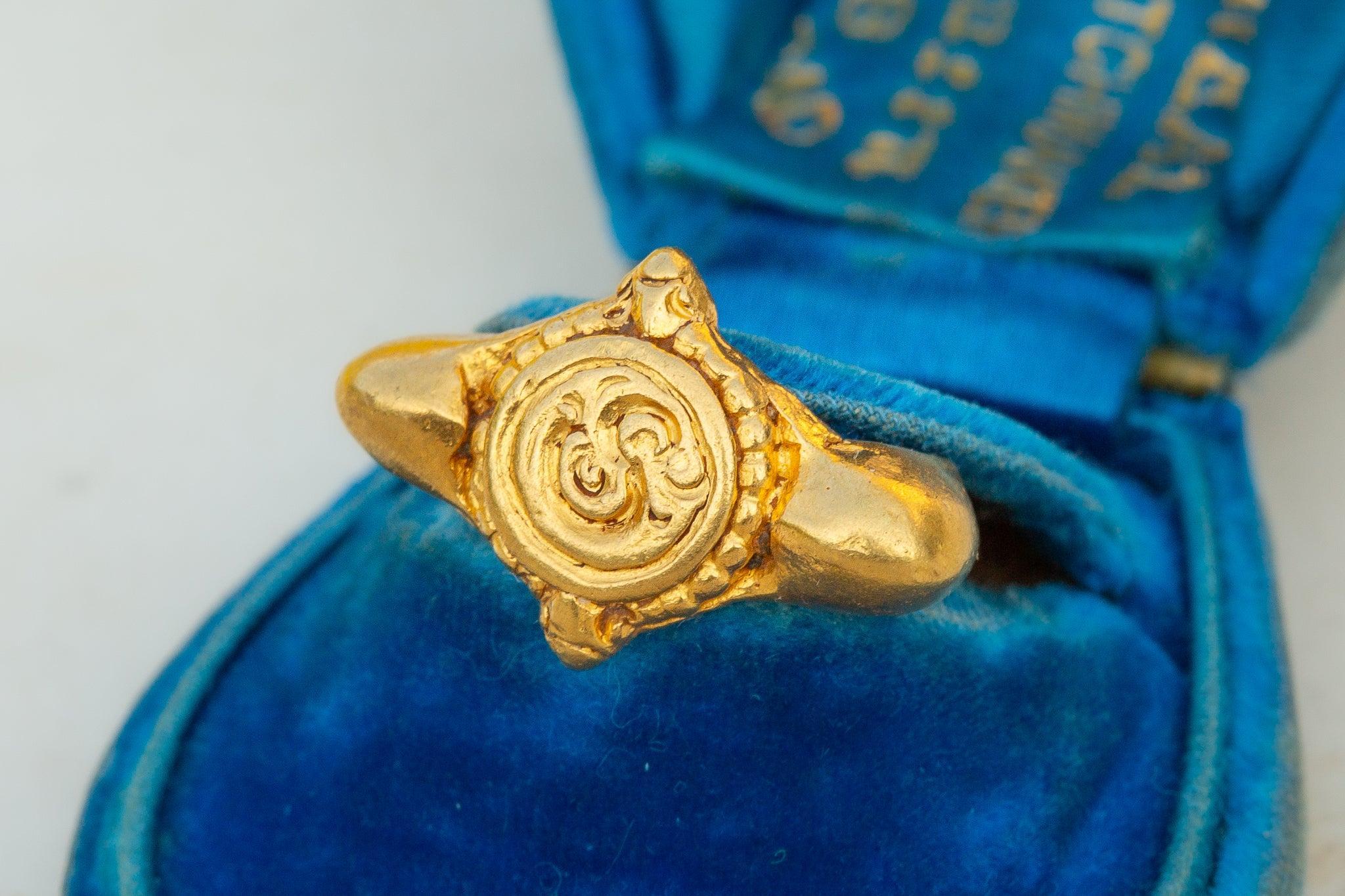 This scarce ancient Javanese ring, crafted from high-karat gold (approx. 22K) during Indonesia's Early Classical period, dates from the 8th-10th century. Its small yet solid construction reflects the skilled artisanship of ancient Java, with a