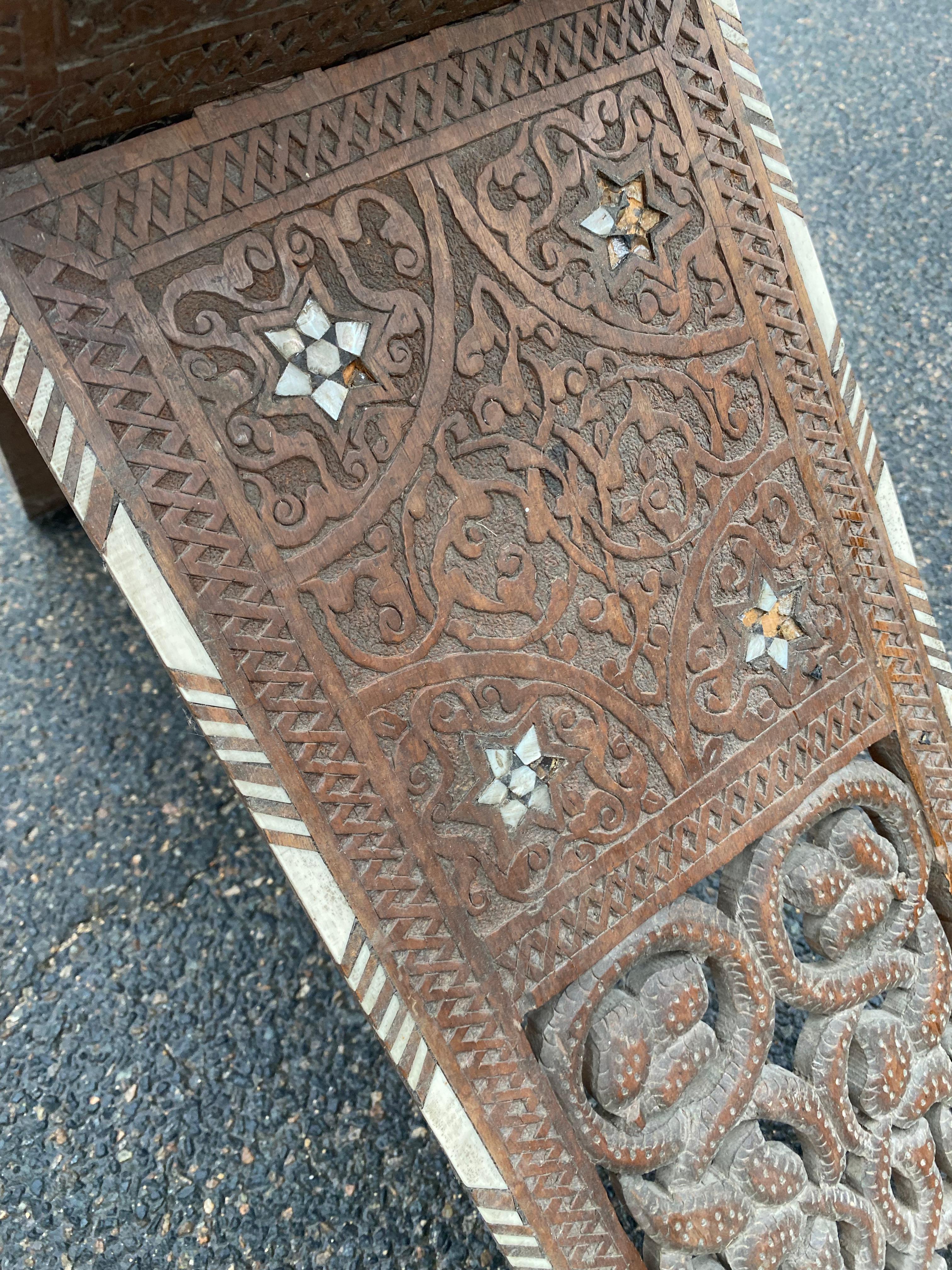 ancient Koran holder (rahlé) inlaid with mother-of-pearl and bone  For Sale 3