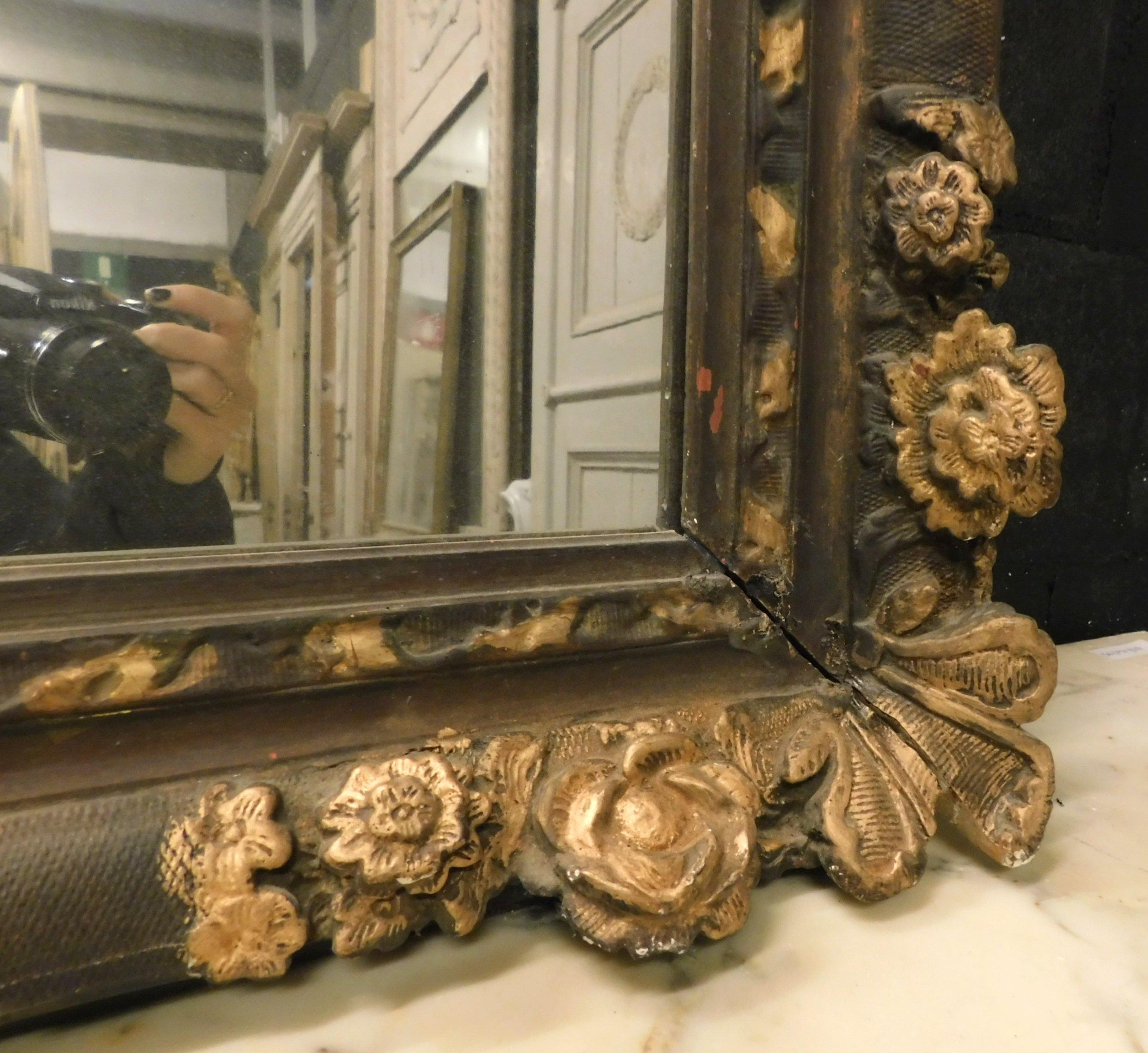 Antiker lackierter und vergoldeter Holzspiegel mit Blumen und Rosen, 19. Jahrhundert, Italien (Vergoldet) im Angebot