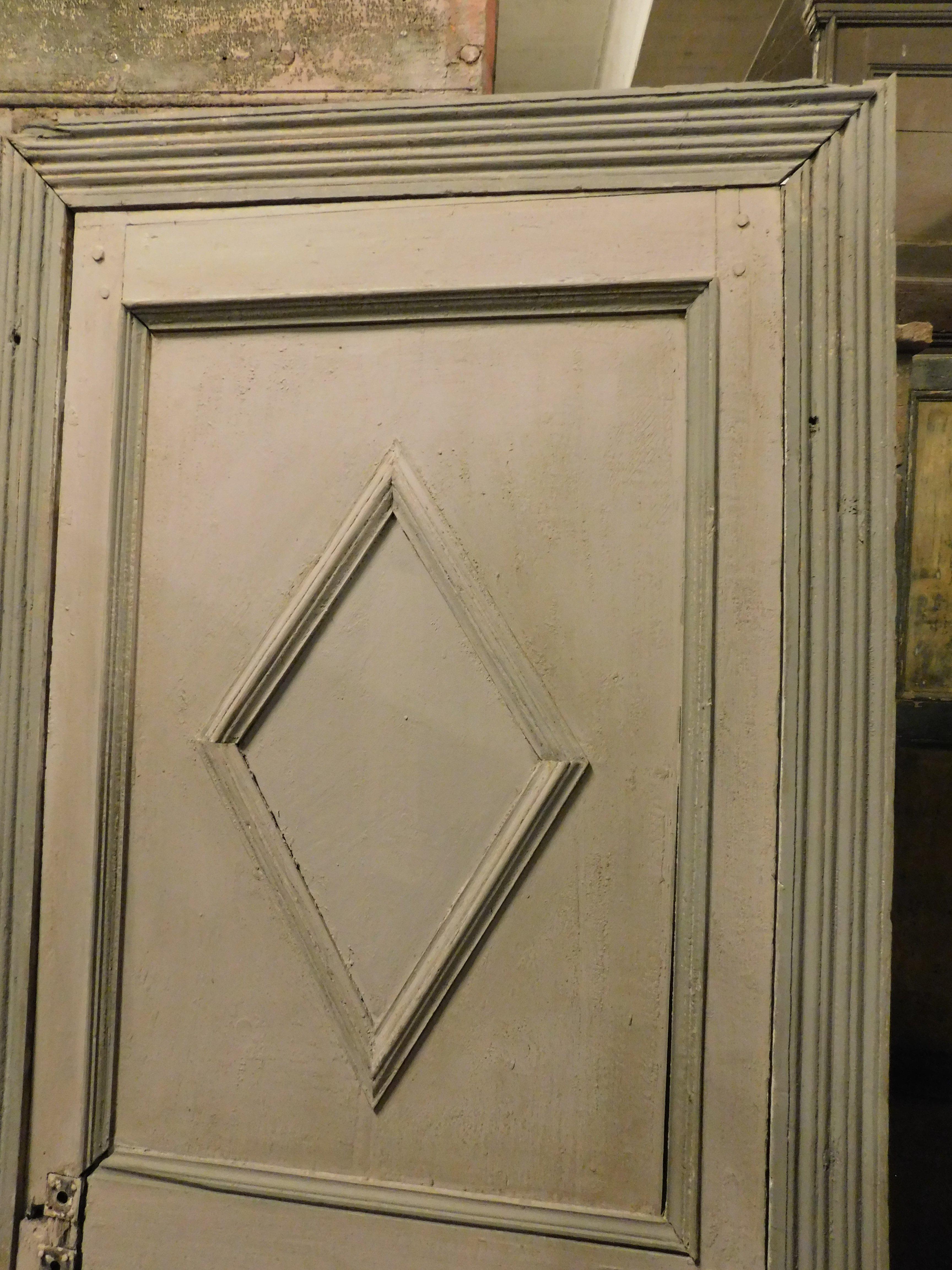 Antike handlackierte Tür mit komplettem Coeval-Rahmen, Paneelen mit reliefiertem Rhombus. Geschnitzte und lackierte Leisten im Kontrast zur Lackierung der Tür. Öffnungsstoß nach rechts, Anfang 1800, aus Nord-/Mittelitalien. Tür mit charmanten ersten