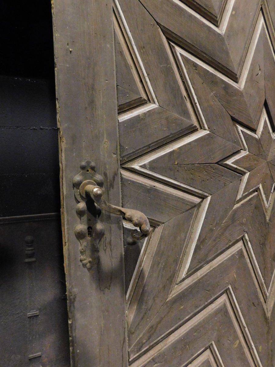 Ancient Larch Door Carved with a Star, 19th Century, Italy In Good Condition For Sale In Cuneo, Italy (CN)