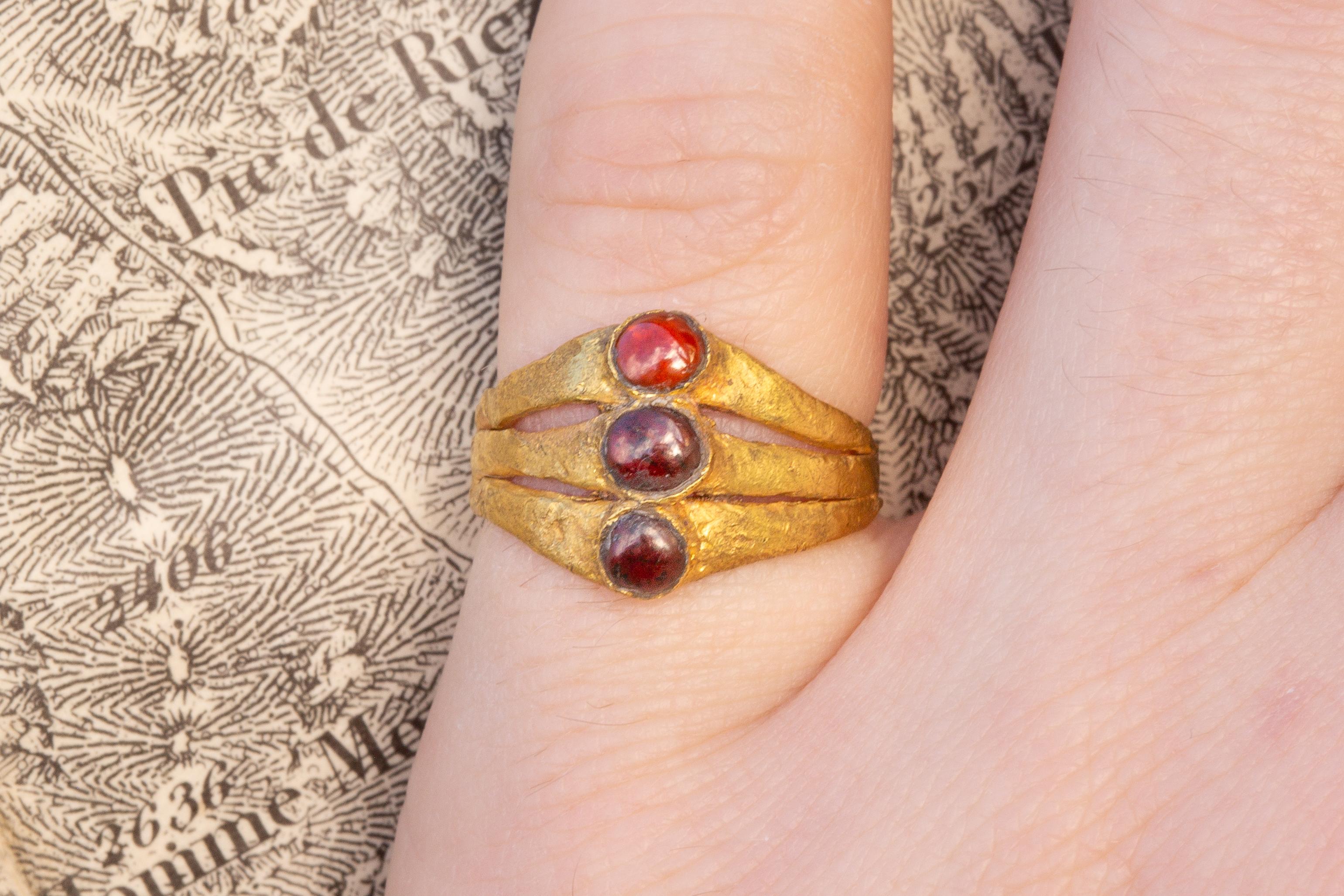 Ancient Late Roman Gold Garnet Ring Triple Layer Bezel, 3rd Century For Sale 2