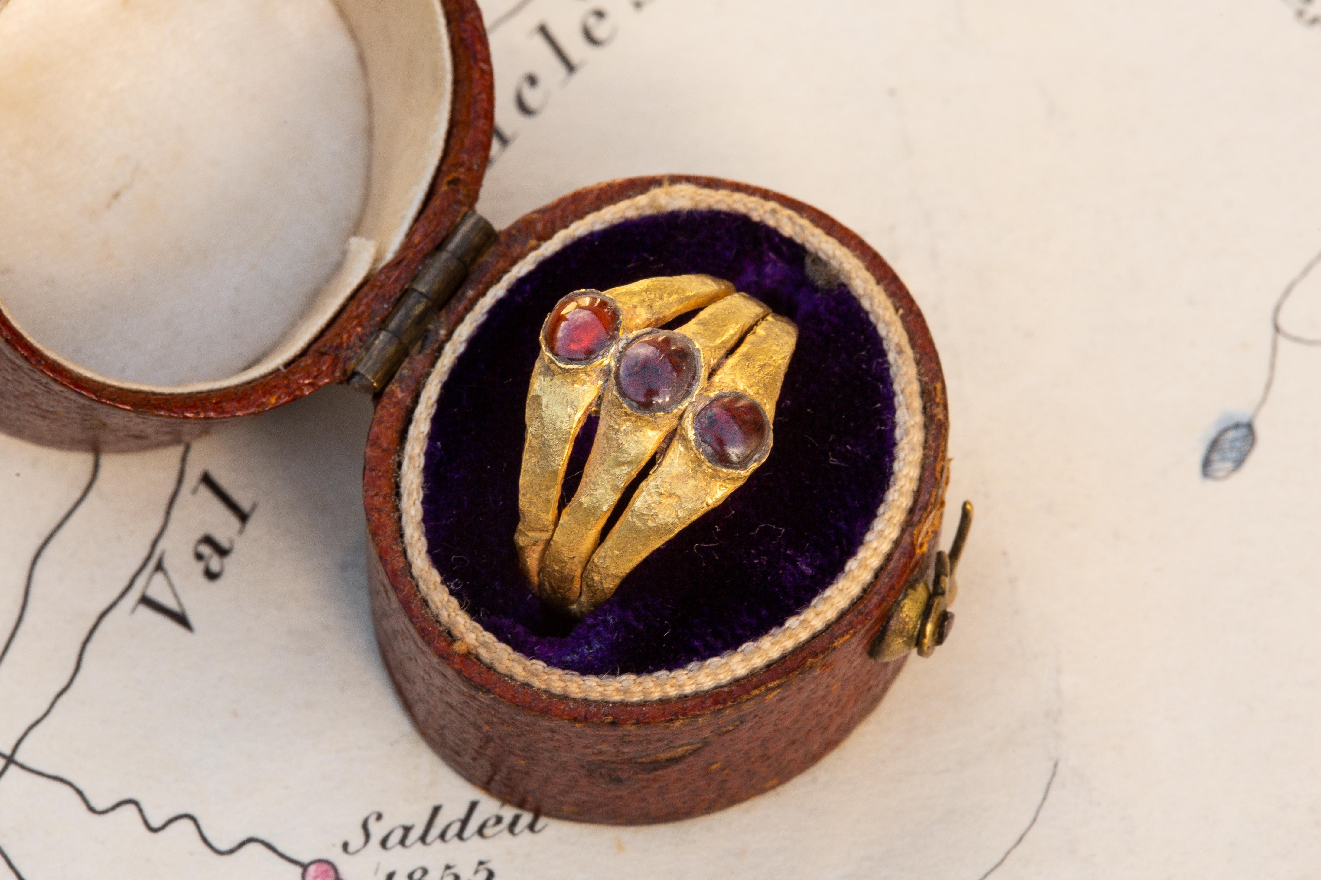 Ancient Late Roman Gold Garnet Ring Triple Layer Bezel, 3rd Century In Good Condition For Sale In London, GB