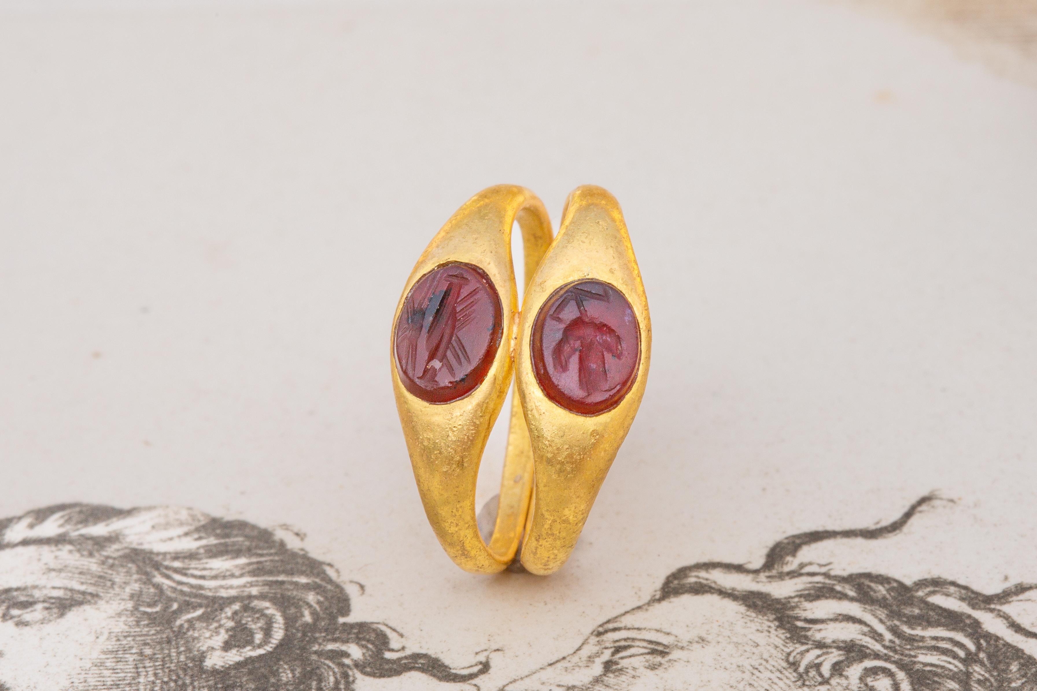 Ancient Late Roman Gold Ring Double Carnelian Intaglio Twin Ring 1st - 3rd c. In Good Condition In London, GB