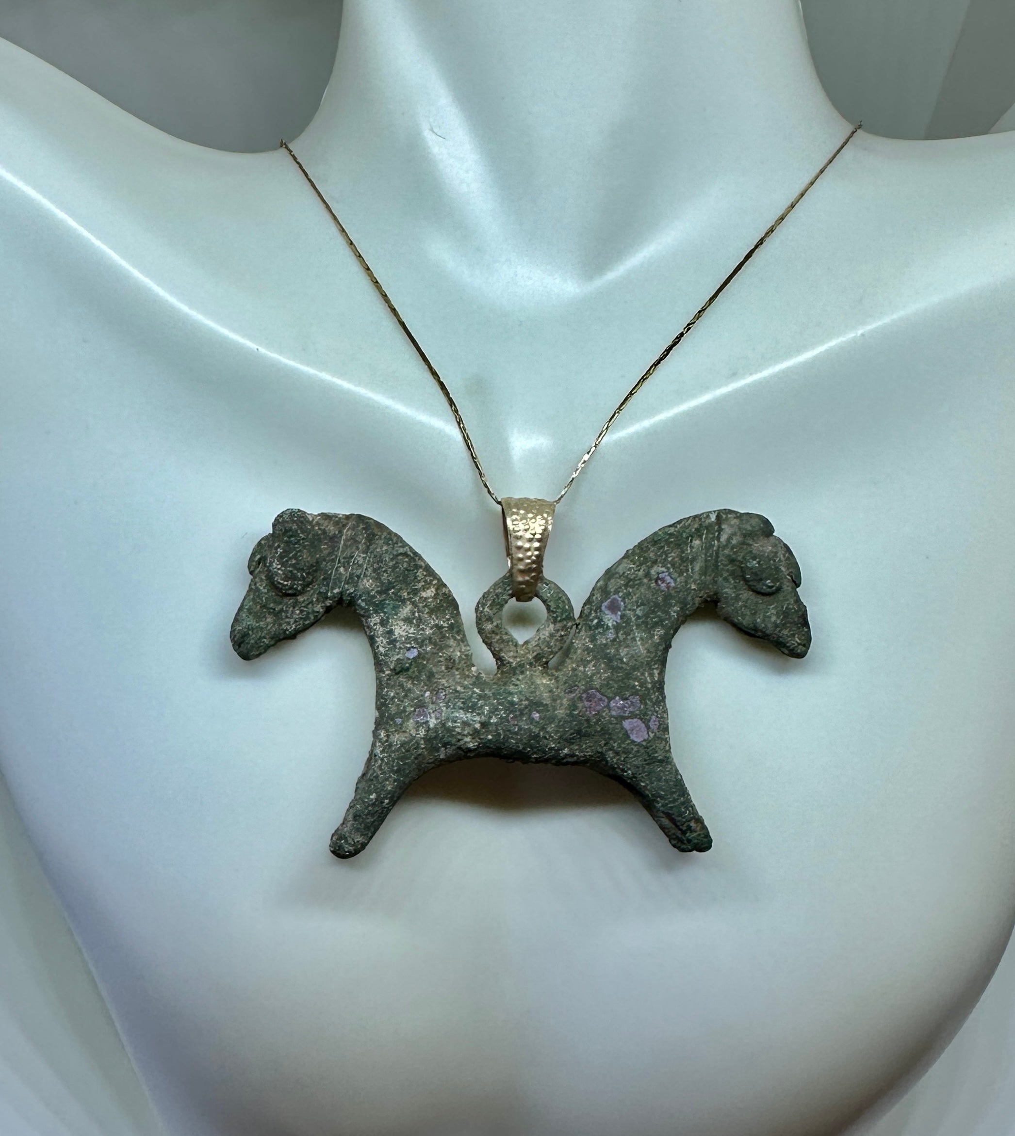 Scopri l'eleganza dell'antichità con questa collana con ciondolo a doppio cavallo in bronzo e smalto dell'Antico Luristan in oro 14 carati.  Il magnifico amuleto a forma di cavallo del Luristan risale al 1000 a.C. circa.  L'amuleto ha circa 3000