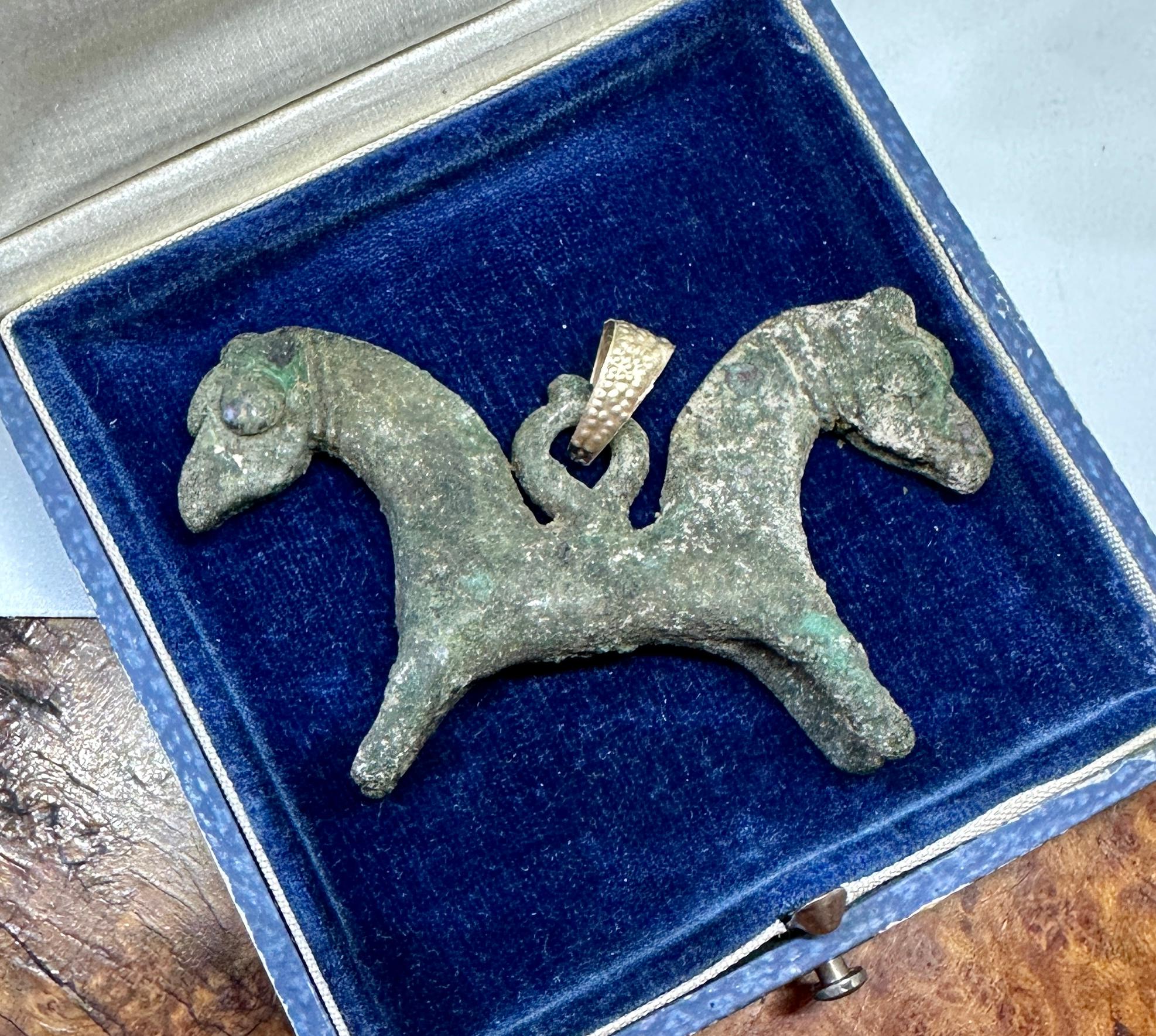 Romano classico Antico ciondolo amuleto a forma di cavallo in bronzo del Luristan 1000 a.C. Smalto oro 14 carati in vendita