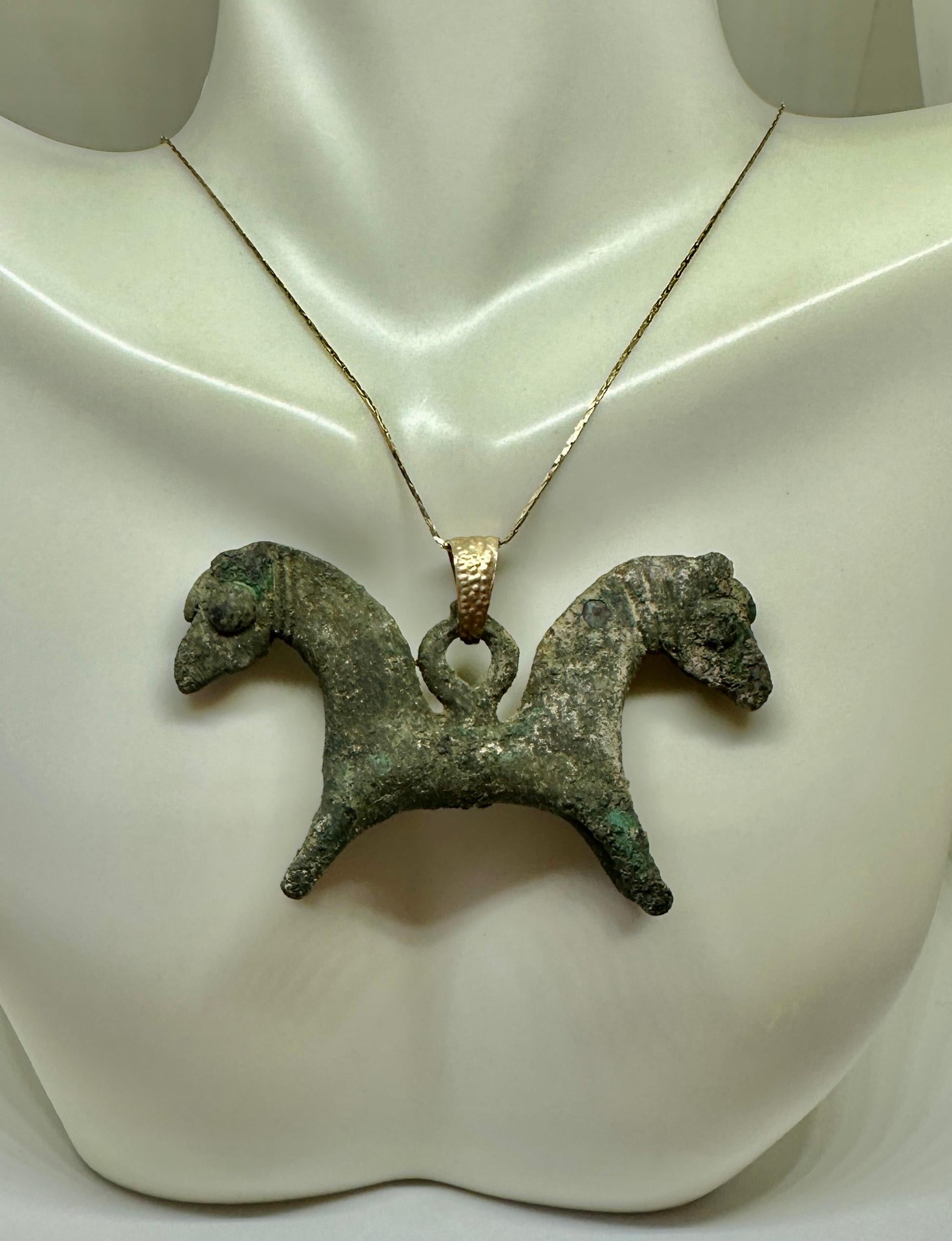 Antico ciondolo amuleto a forma di cavallo in bronzo del Luristan 1000 a.C. Smalto oro 14 carati In condizioni ottime in vendita a New York, NY