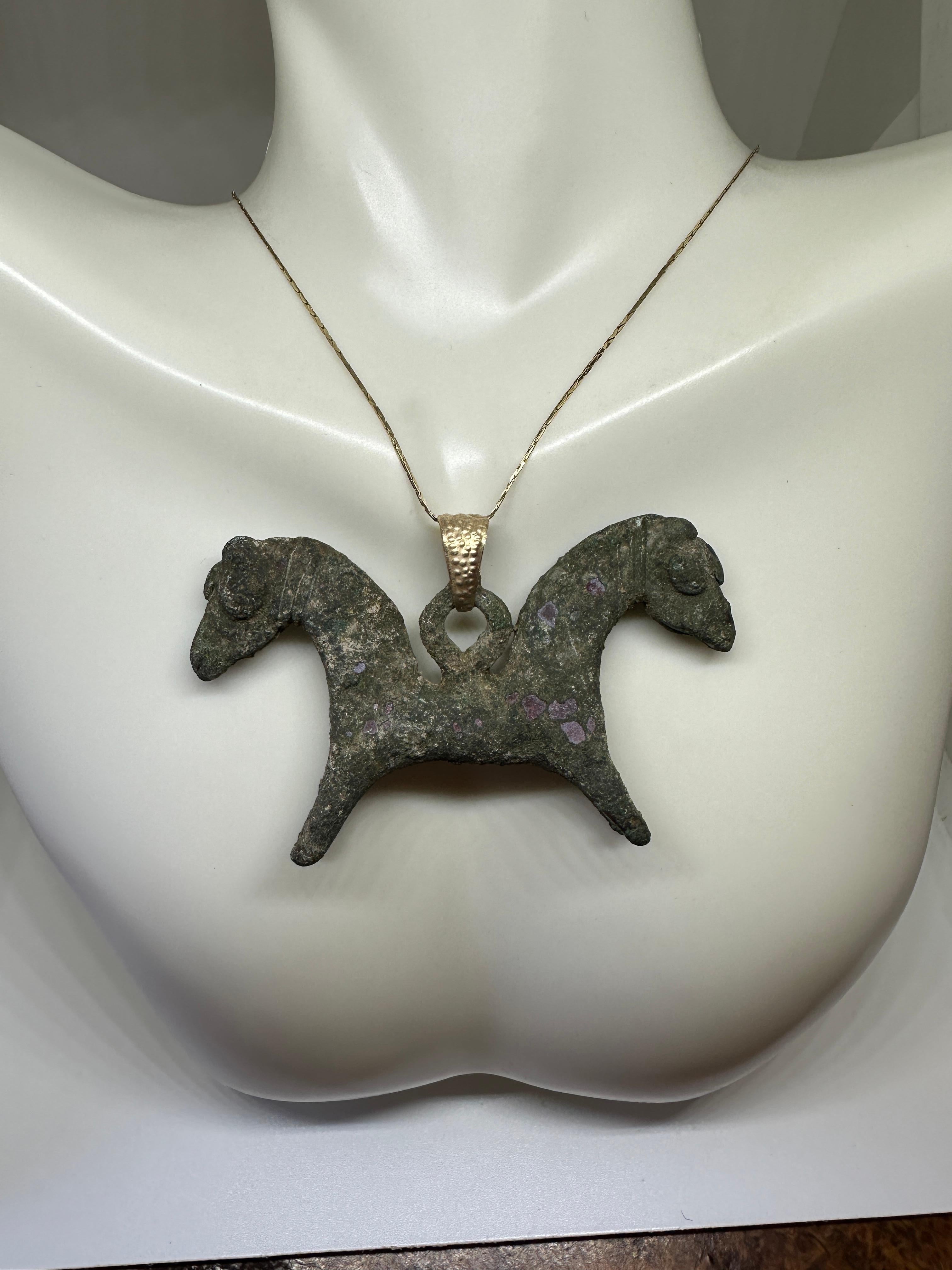 da uomo o donna Antico ciondolo amuleto a forma di cavallo in bronzo del Luristan 1000 a.C. Smalto oro 14 carati in vendita