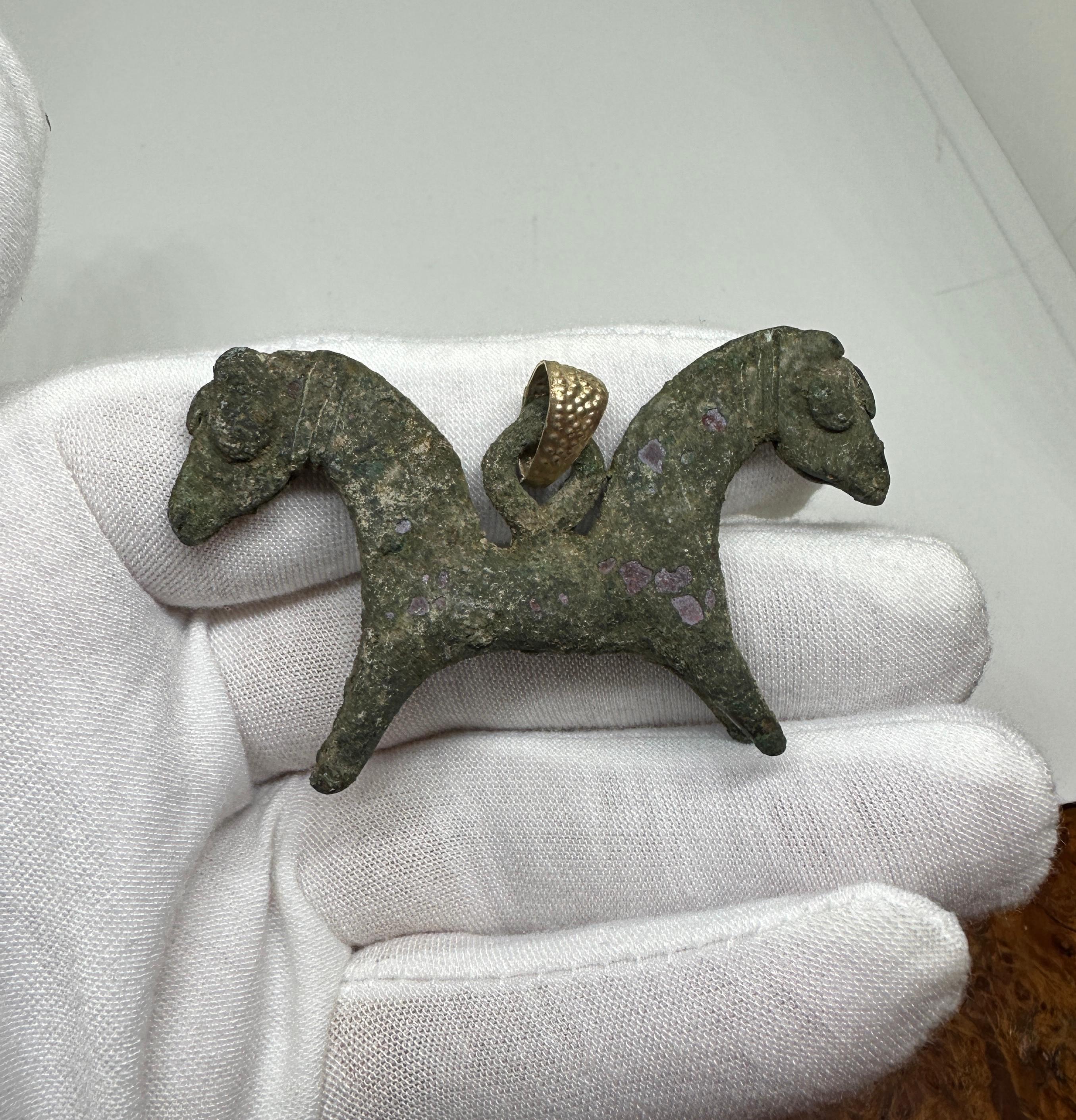 Antico ciondolo amuleto a forma di cavallo in bronzo del Luristan 1000 a.C. Smalto oro 14 carati in vendita 1