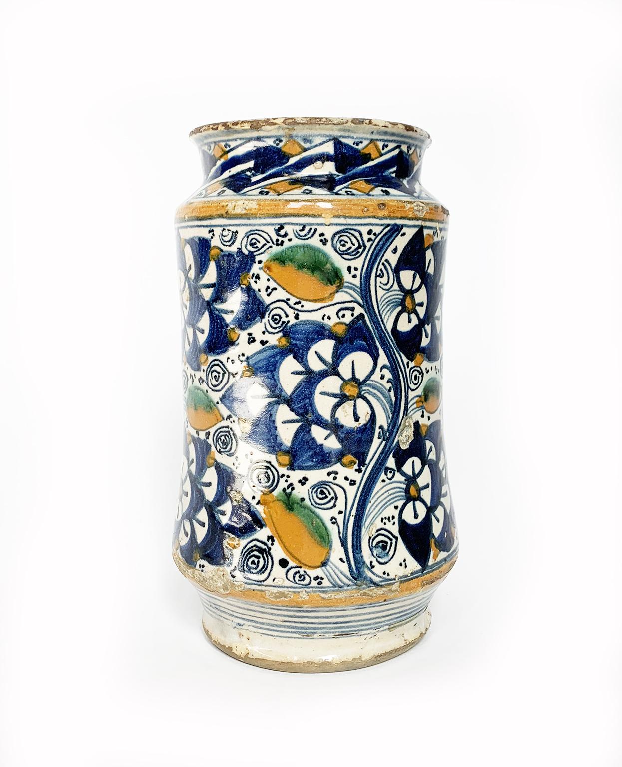 Tin-glazed earthenware drag jar (albarello)
Montelupo, 1490-1510
It measures: mouth diameter 3.54 in (9 cm), foot diameter 3.46 in (8.8 cm), height 7.48 in (19 cm)
Weight: 1.34 lb (612 g)

State of conservation: intact, signs of use on the rim