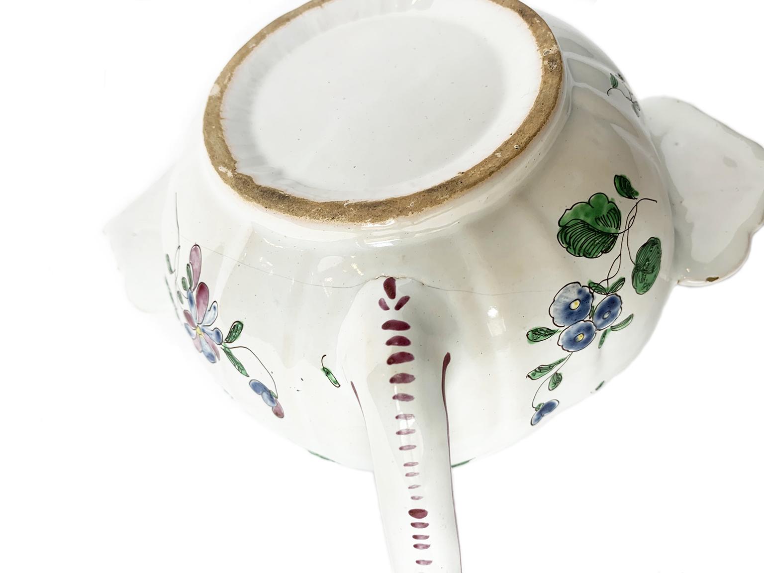 Ancient Maiolica Cup, Rubati Manufacture, Milan, Circa 1770 - 1780 In Good Condition For Sale In Milano, IT