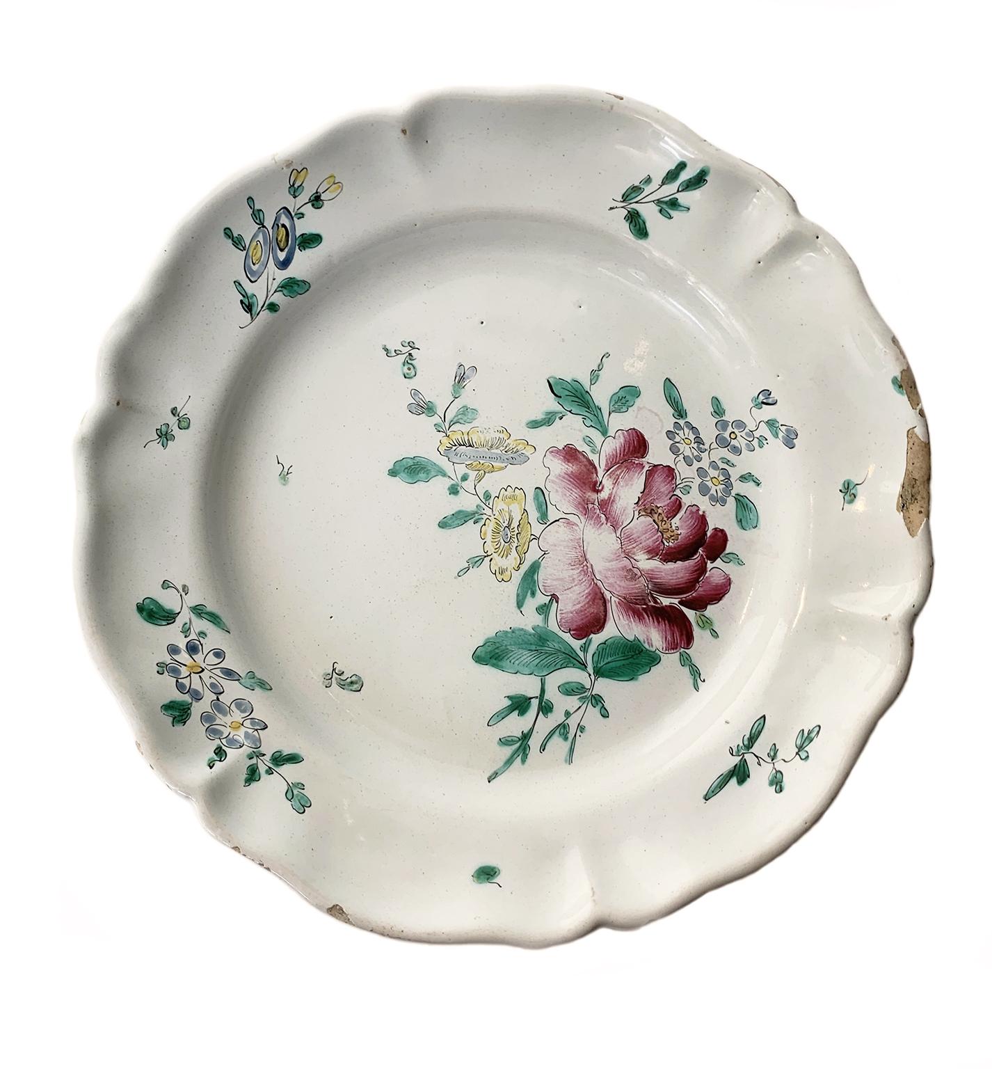 Ancient Maiolica Dishes with flowers, Lombard Manufacture, 1770-1780 Circa In Good Condition For Sale In Milano, IT