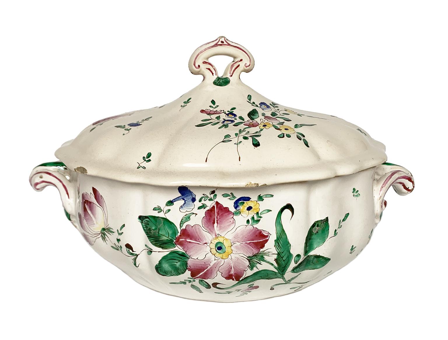 Maiolika-Terrine 
Antonio Ferretti Manufaktur
Lodi, ca. 1770 - 1780 
Maiolica polychrome dekoriert 
