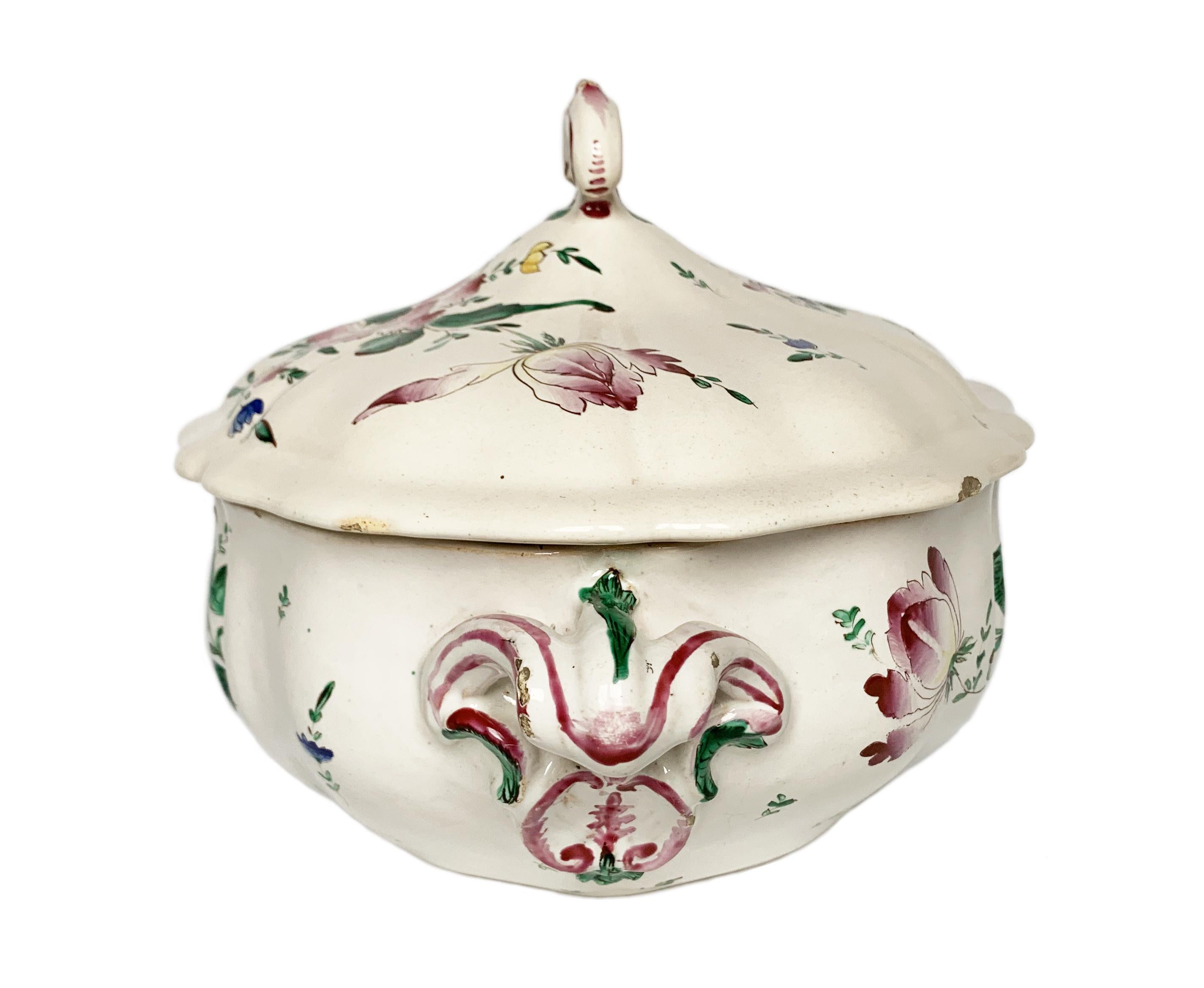 Antike Maiolica-Terrine Ferretti-Manufaktur, Lodi, um 1770 - 1780  (Majolika) im Angebot