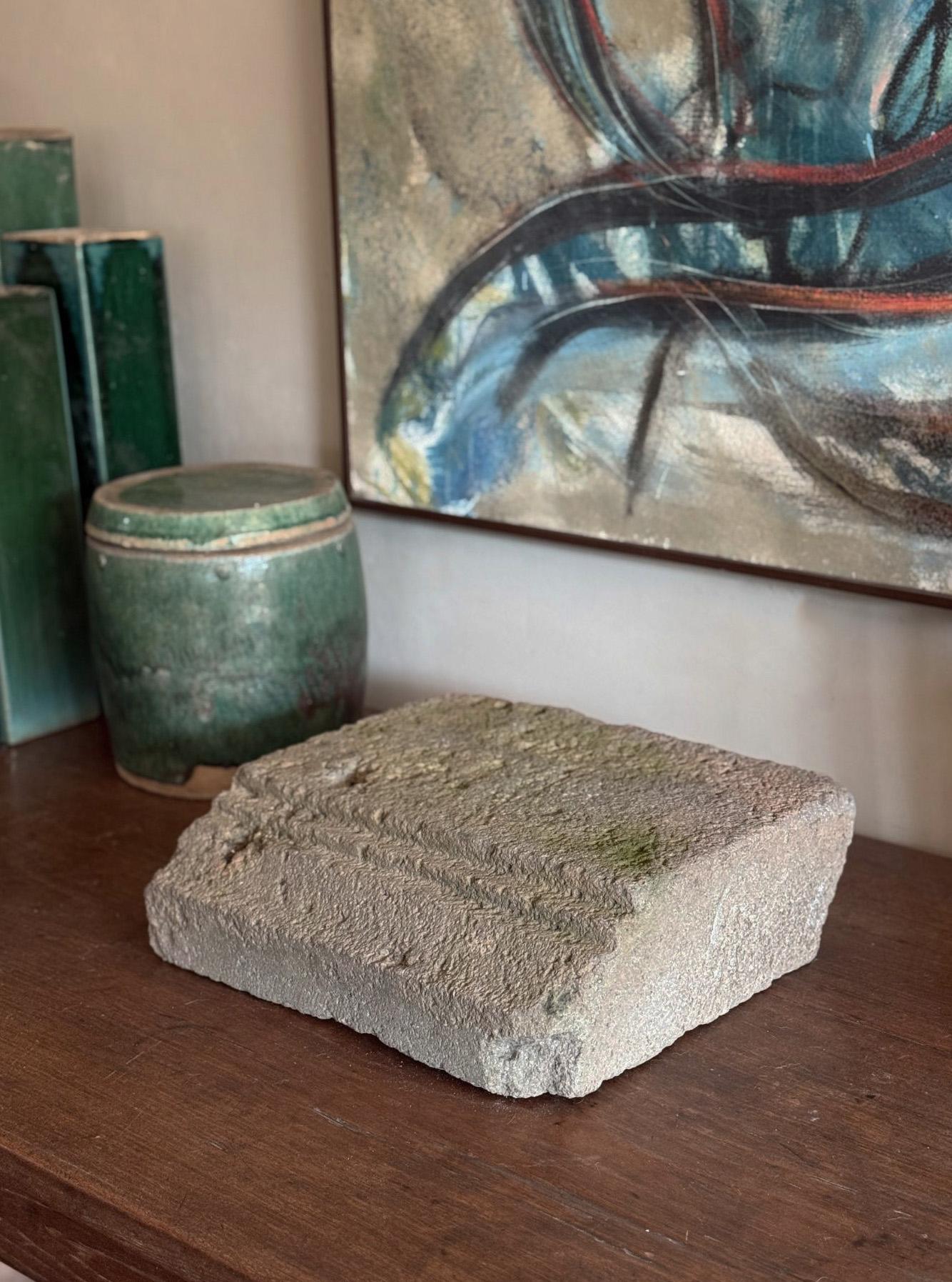 Sculpté Ancien bloc de pierre du temple de Majapahit à Java, Indonésie en vente